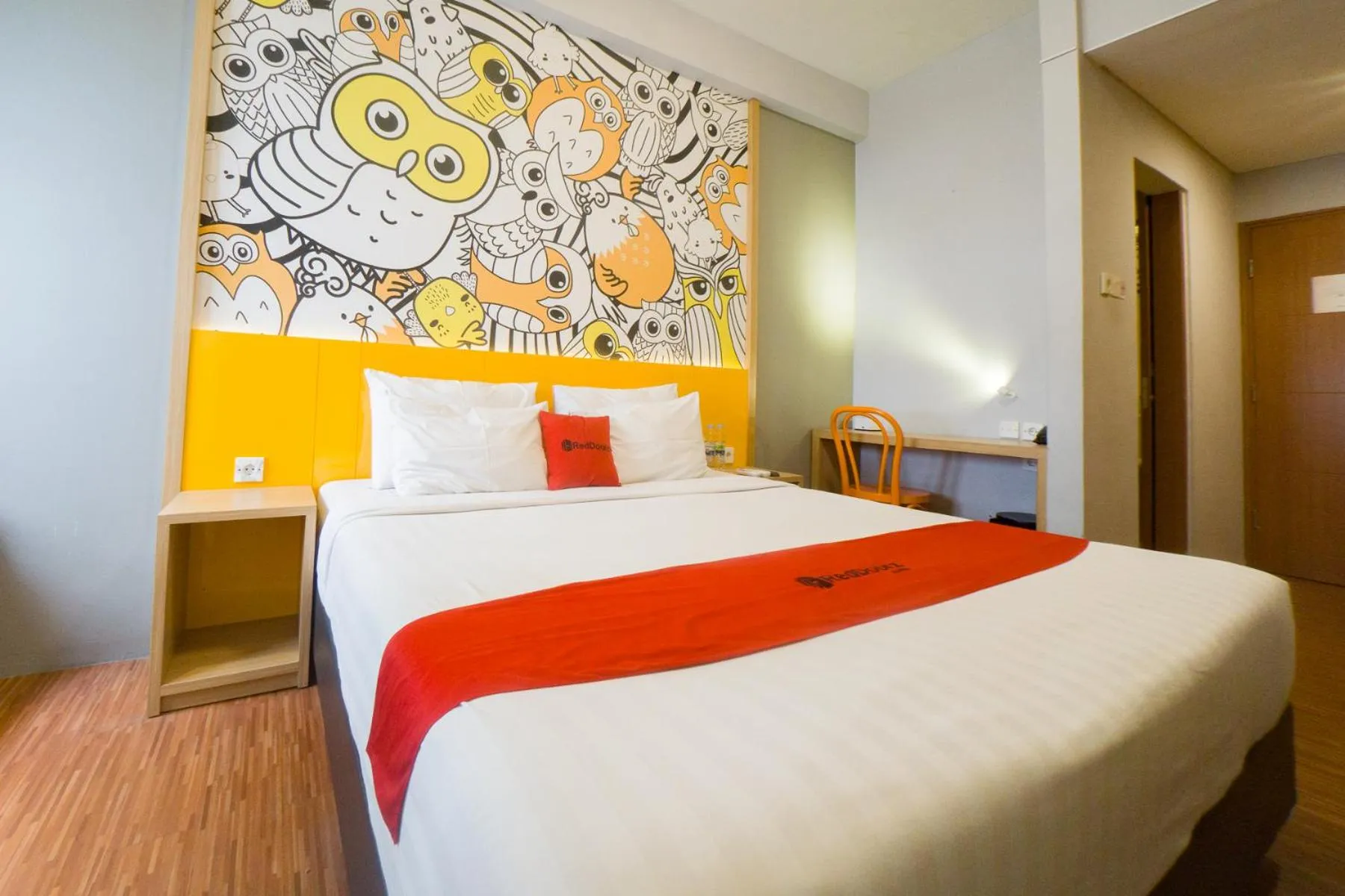 Bedroom, Bed in RedDoorz Apartment near Bundaran Satelit Surabaya