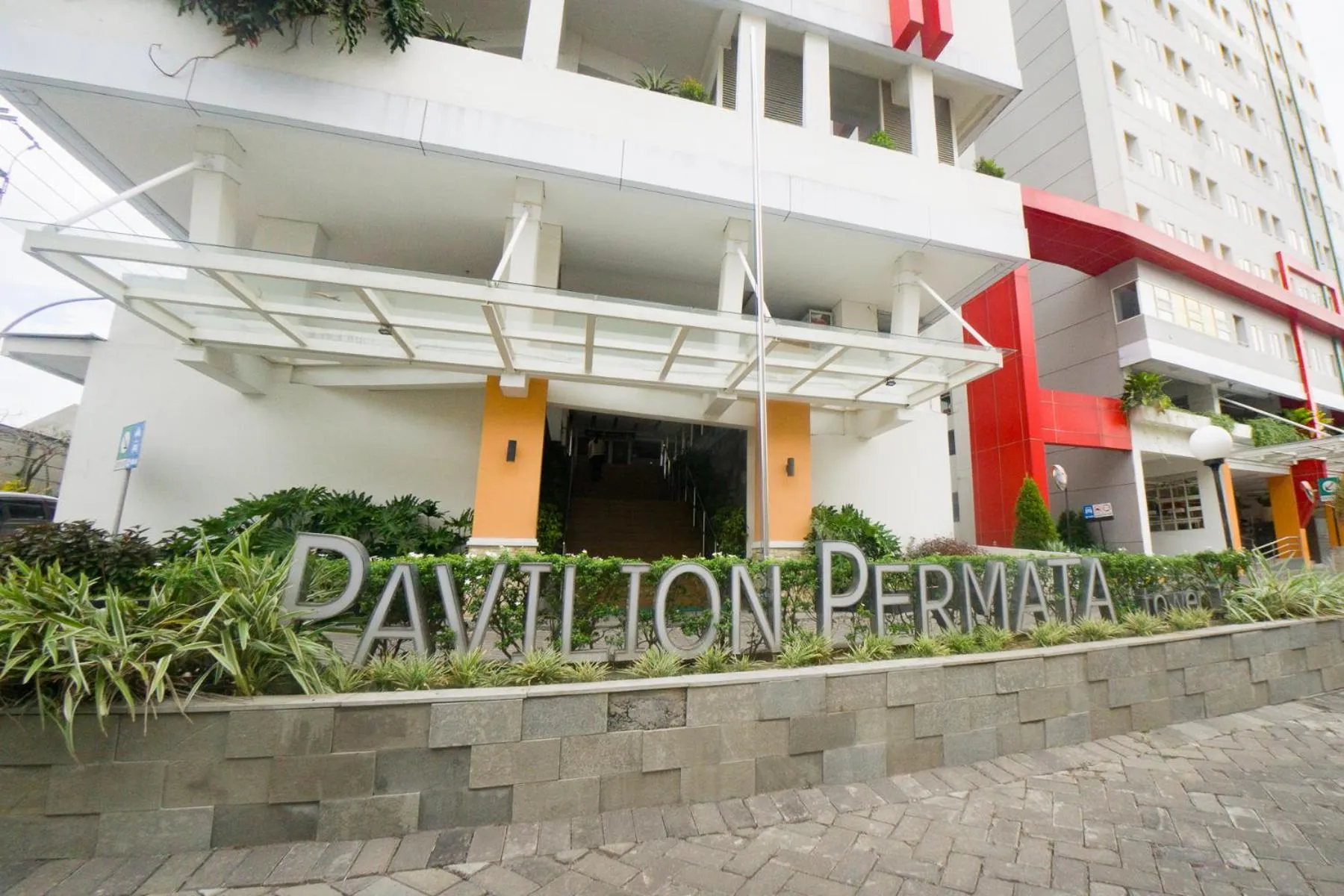 Property building in RedDoorz Apartment near Bundaran Satelit Surabaya