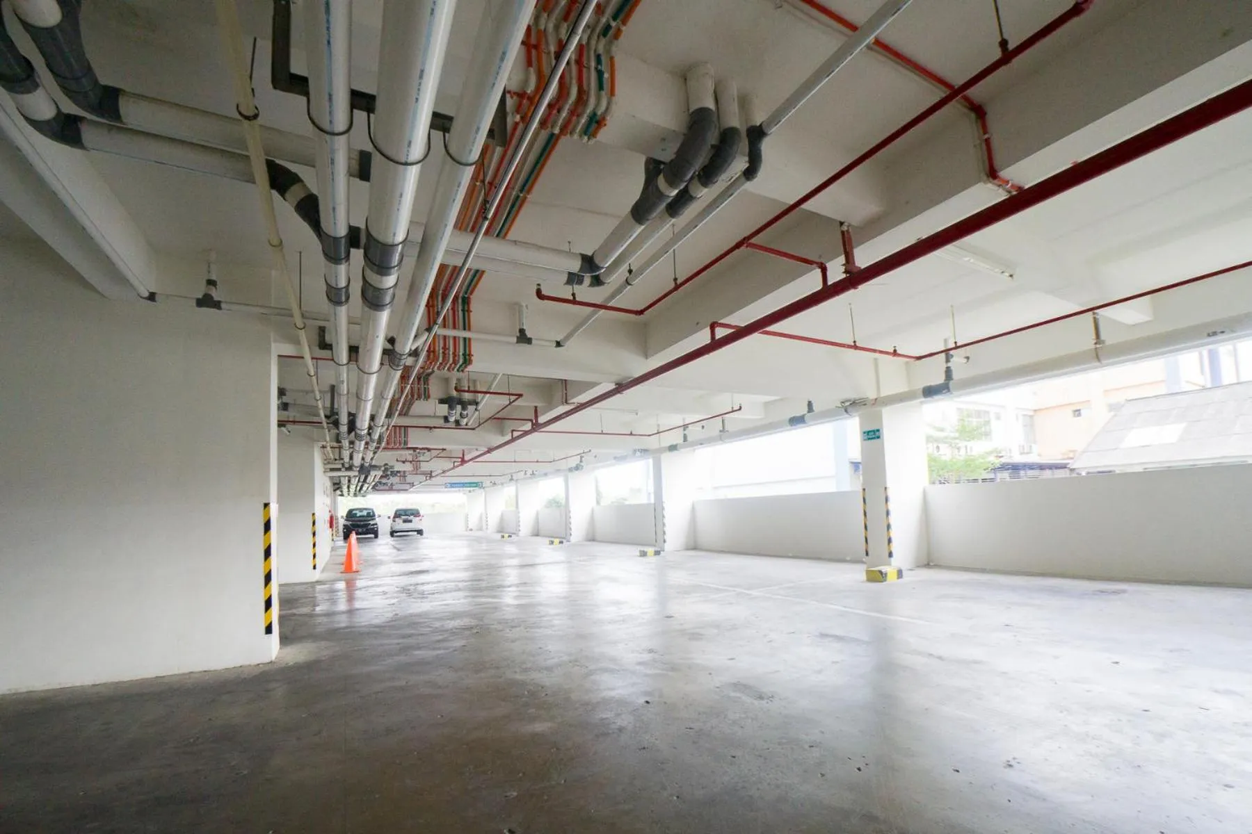 Lobby or reception in RedDoorz Apartment near Bundaran Satelit Surabaya