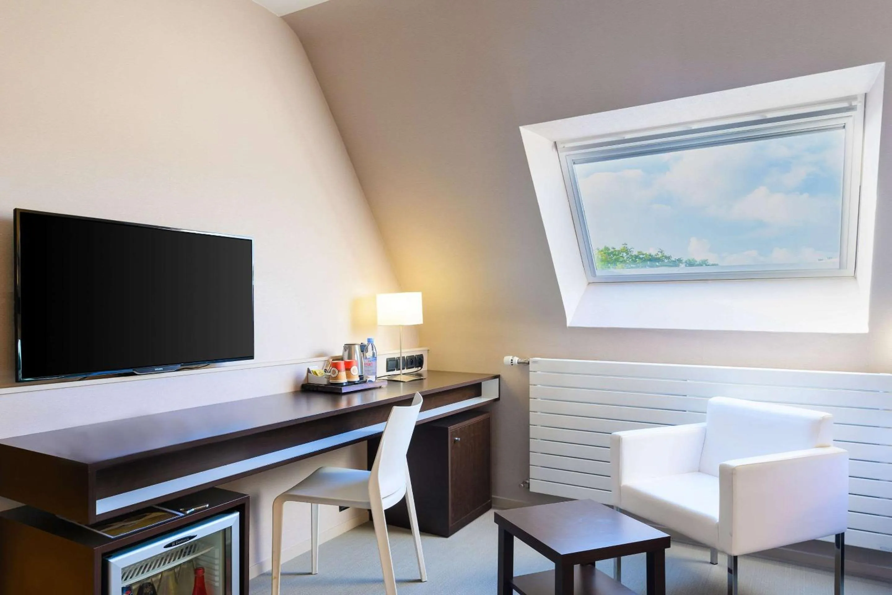 Bedroom in Quality Hotel La Marebaudière Vannes Centre