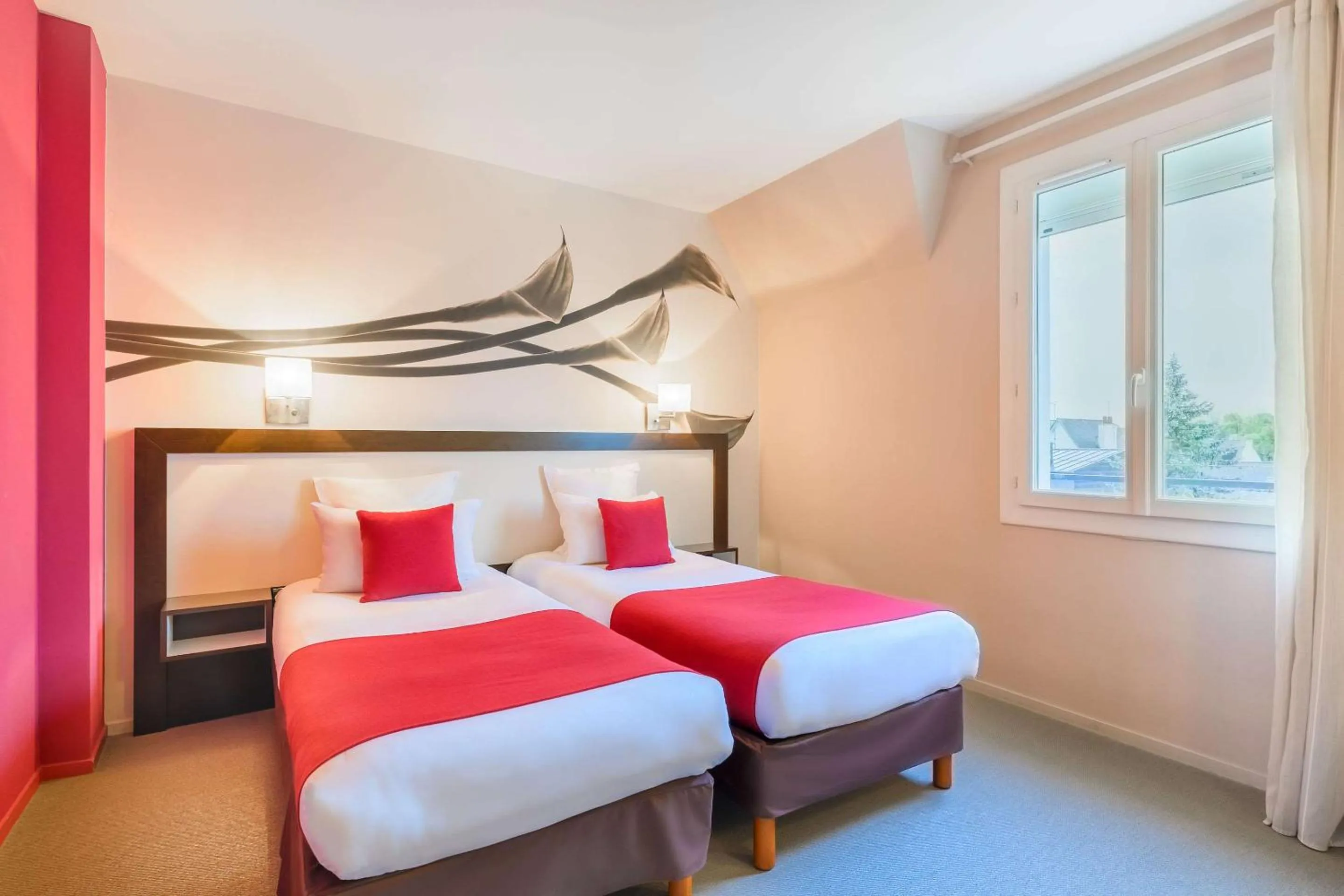 Bedroom, Bed in Quality Hotel La Marebaudière Vannes Centre