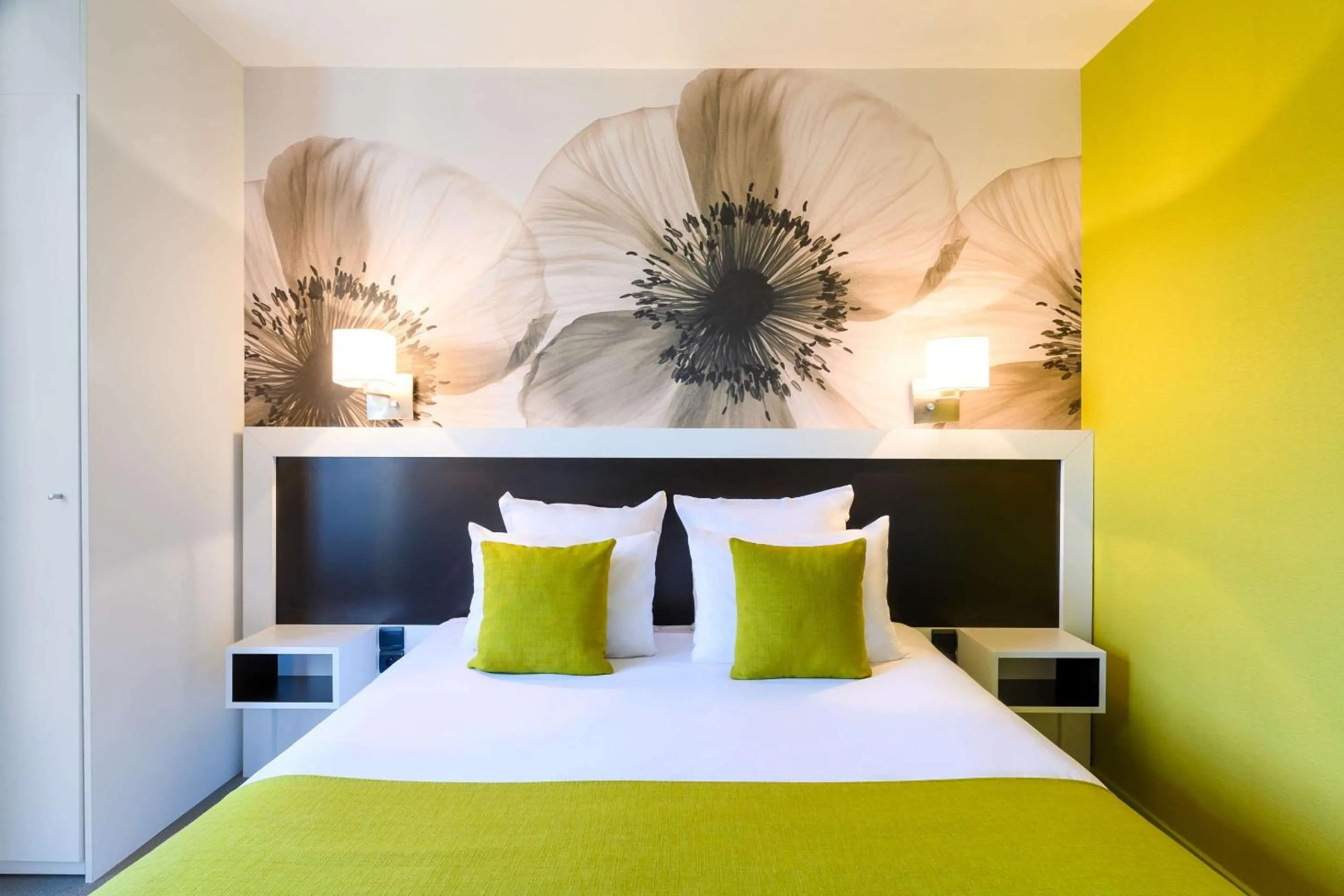 Bedroom, Bed in Quality Hotel La Marebaudière Vannes Centre