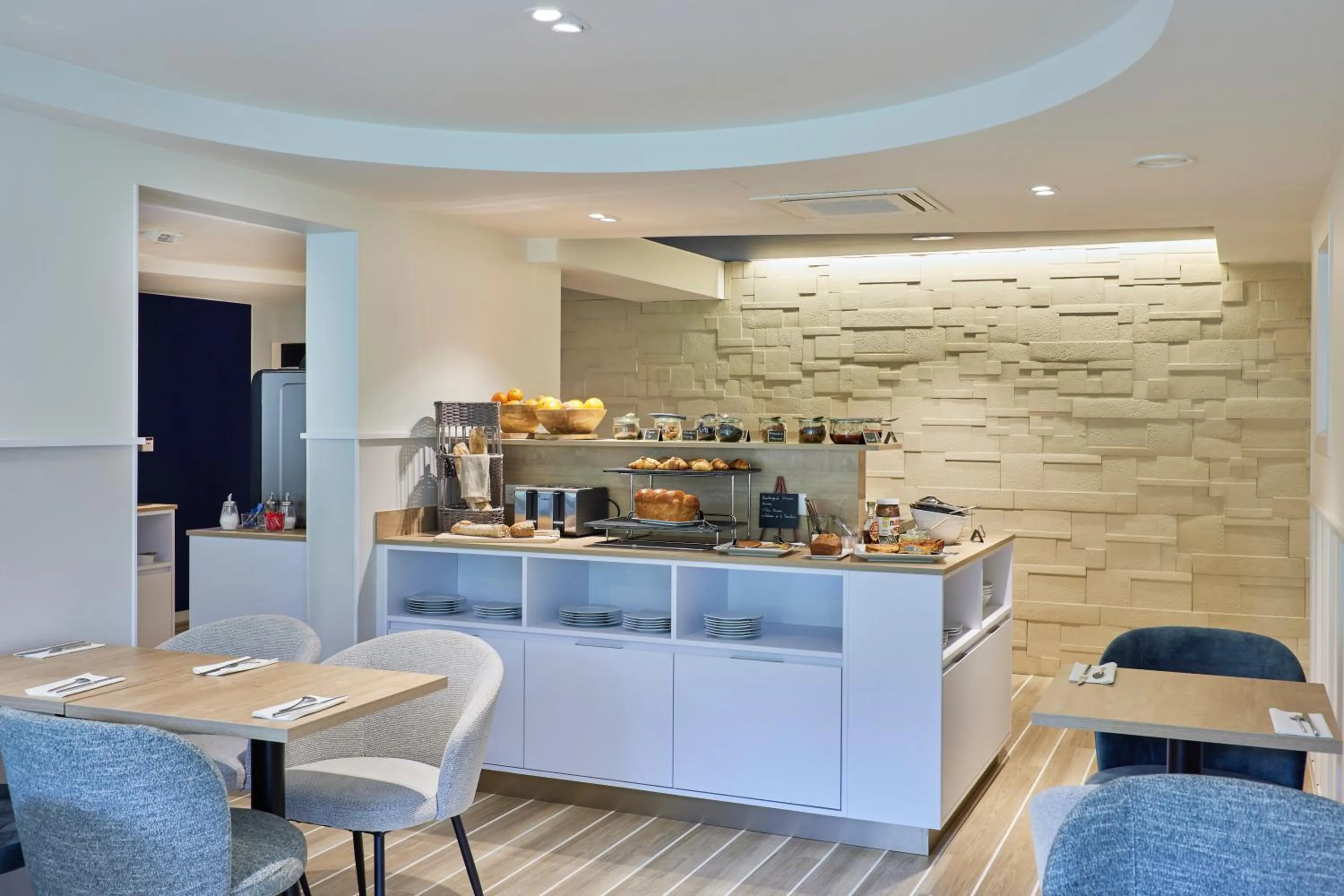 Breakfast in Quality Hotel La Marebaudière Vannes Centre