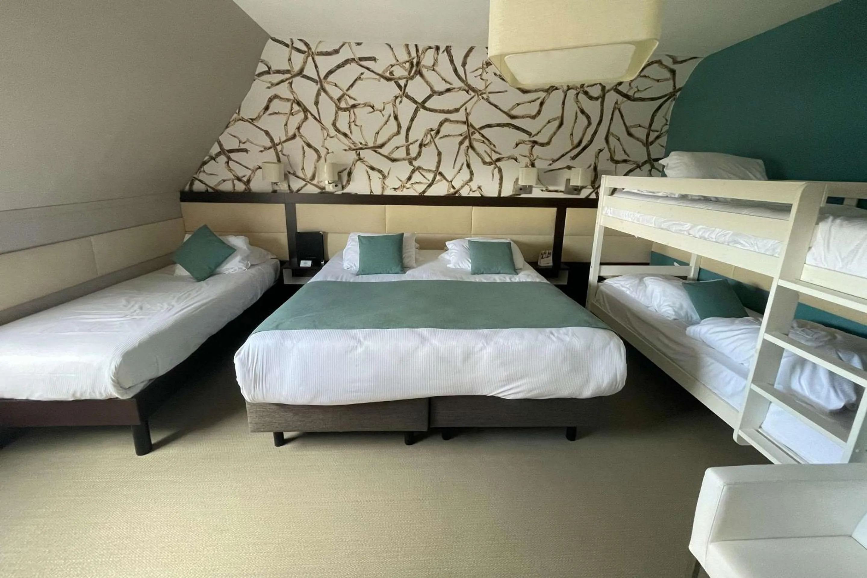 Bedroom, Bed in Quality Hotel La Marebaudière Vannes Centre