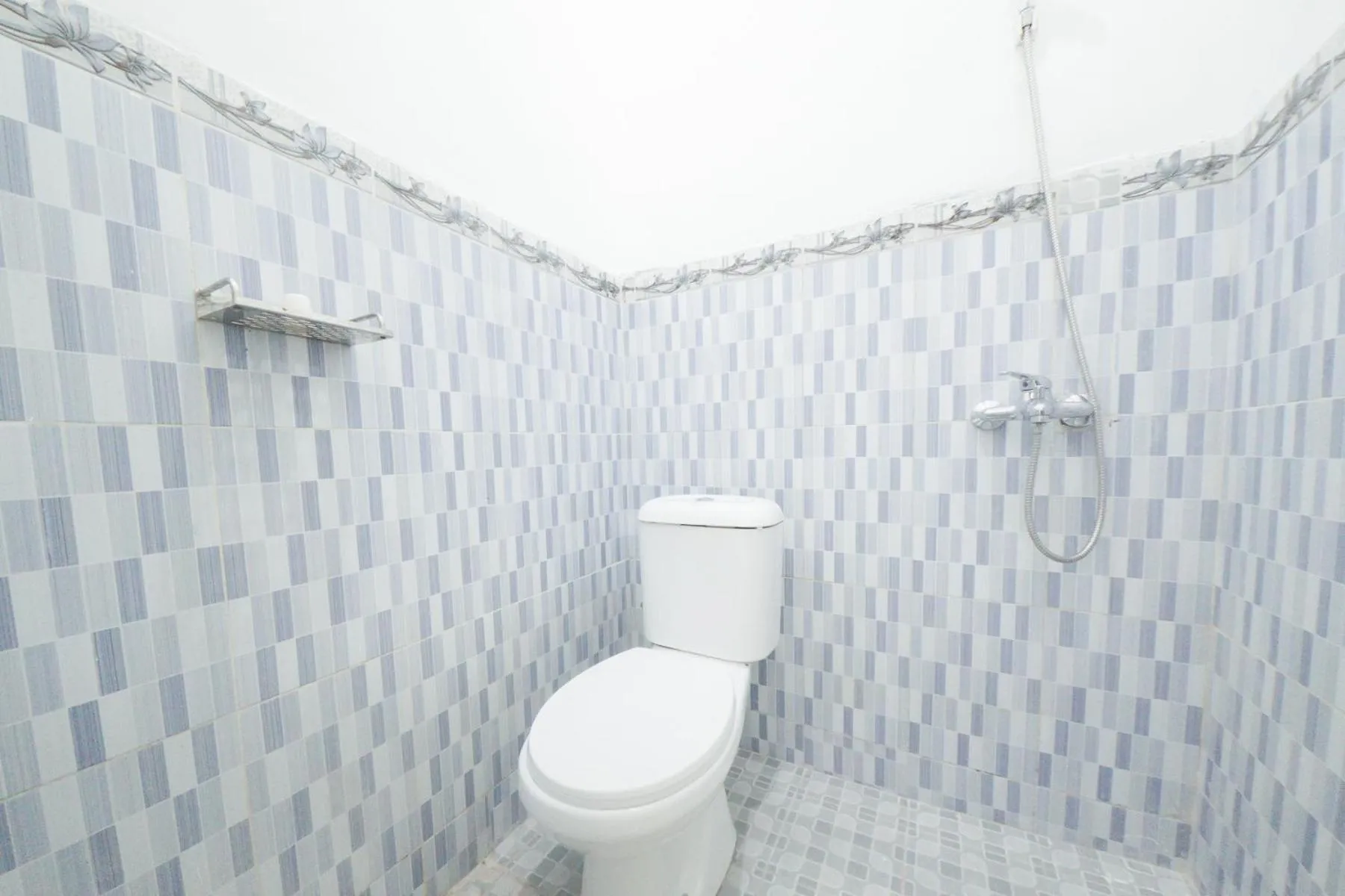 Bathroom in RedDoorz Syariah near Mall Roxy Banyuwangi 2