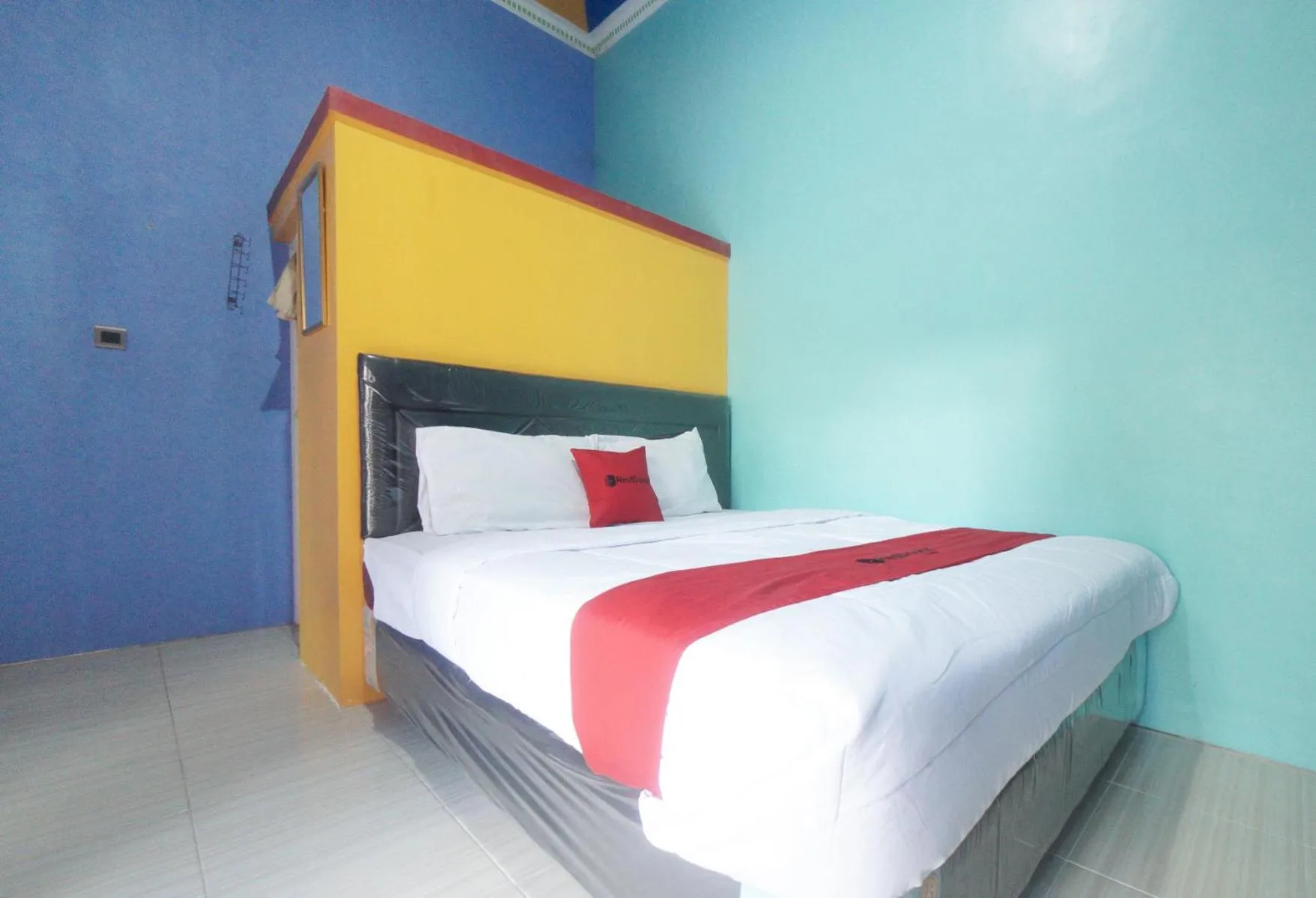 Bedroom, Bed in RedDoorz Syariah near Mall Roxy Banyuwangi 2