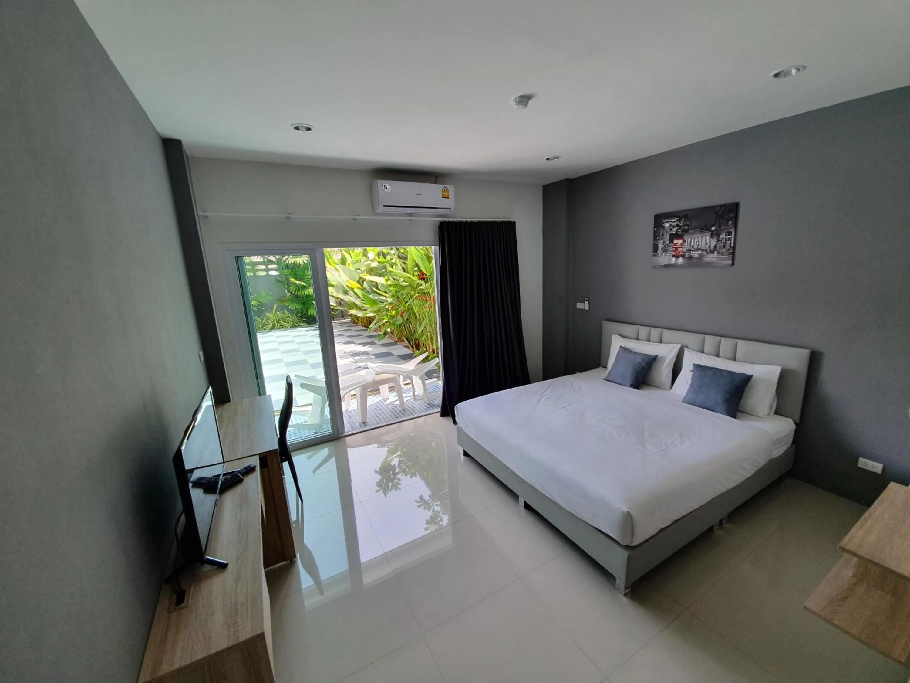 Photo of the whole room, Bed in Big Buddha Hillside Hotel