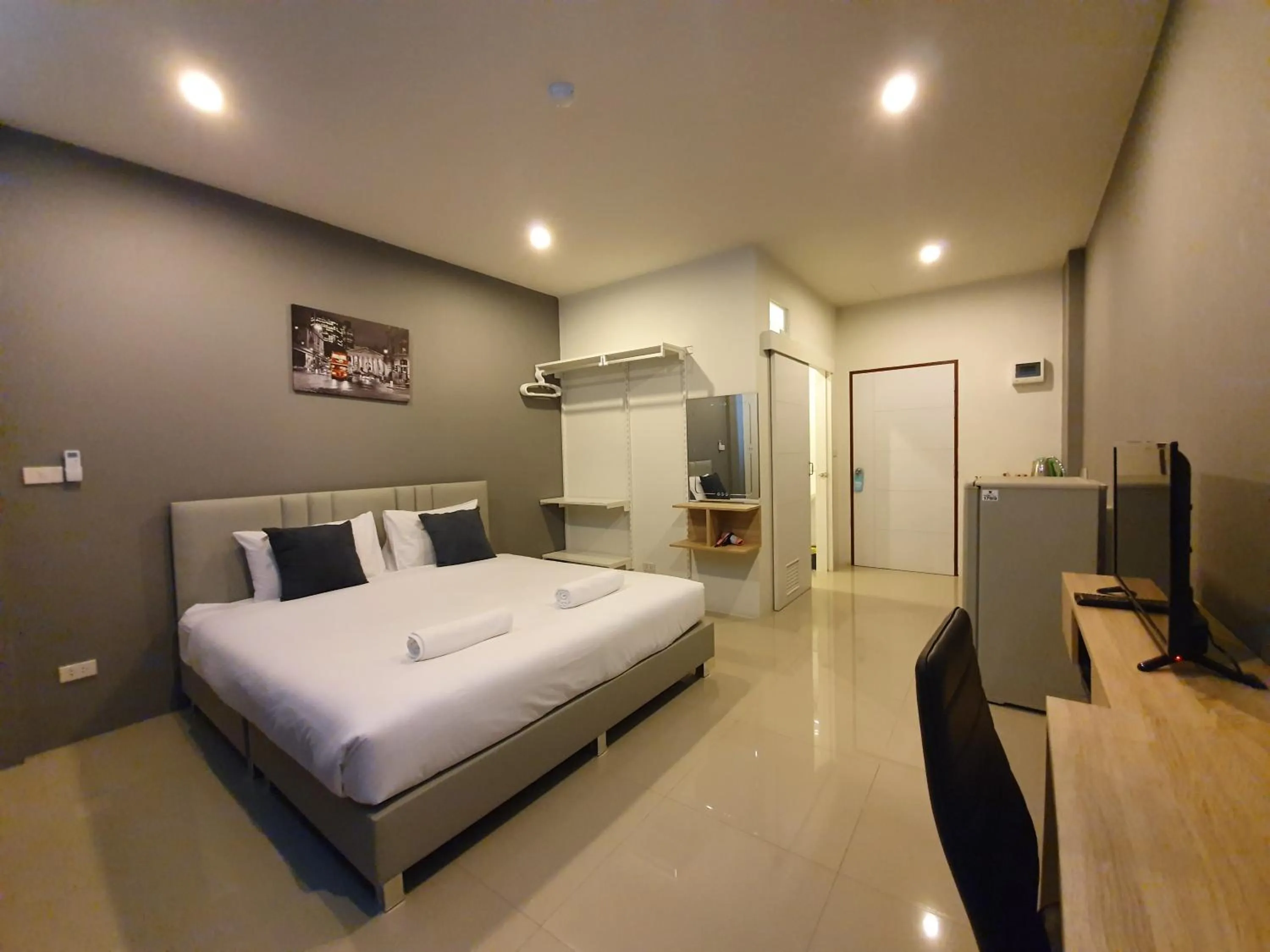 Photo of the whole room, Bed in Big Buddha Hillside Hotel