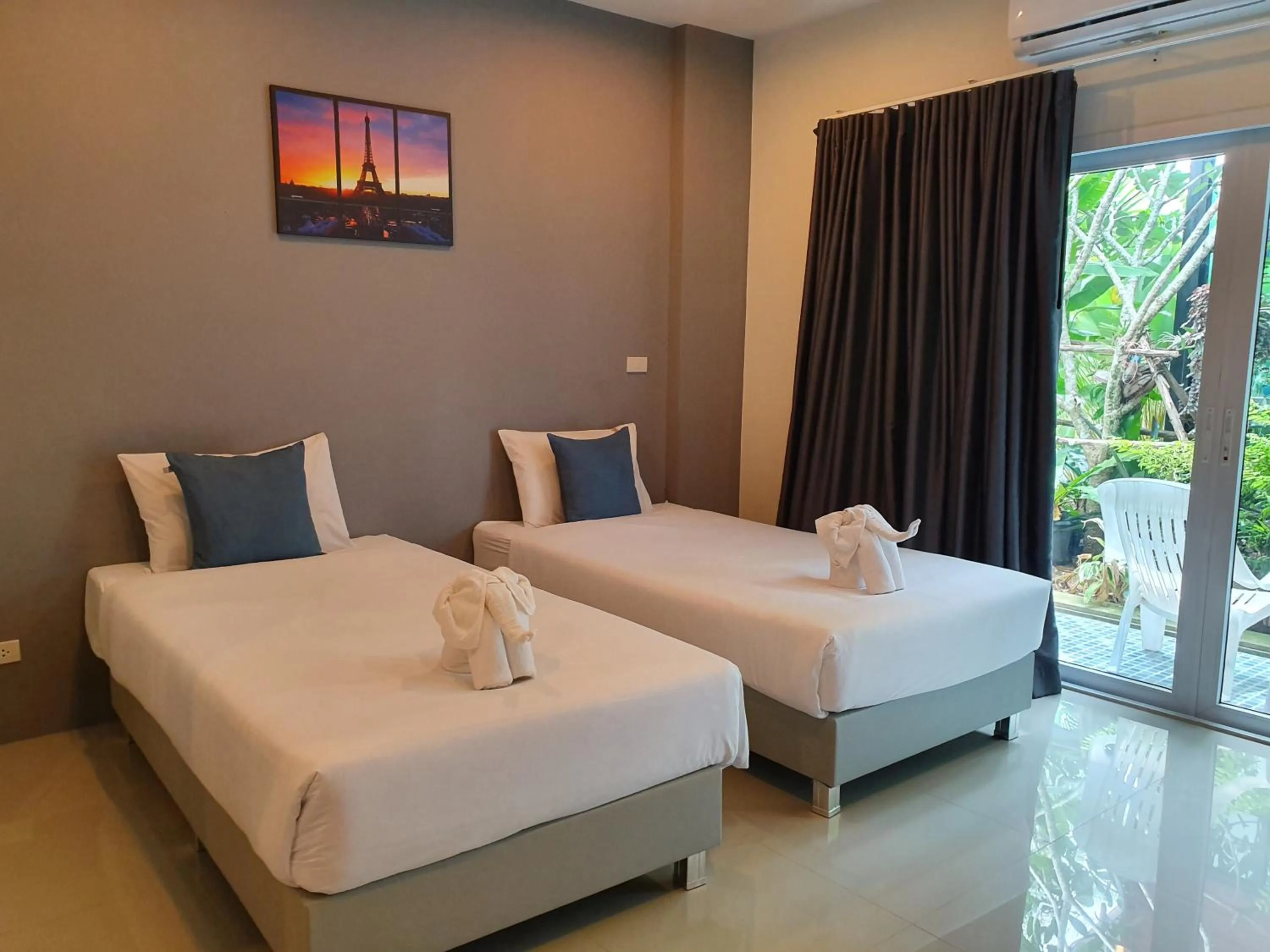 Photo of the whole room, Bed in Big Buddha Hillside Hotel