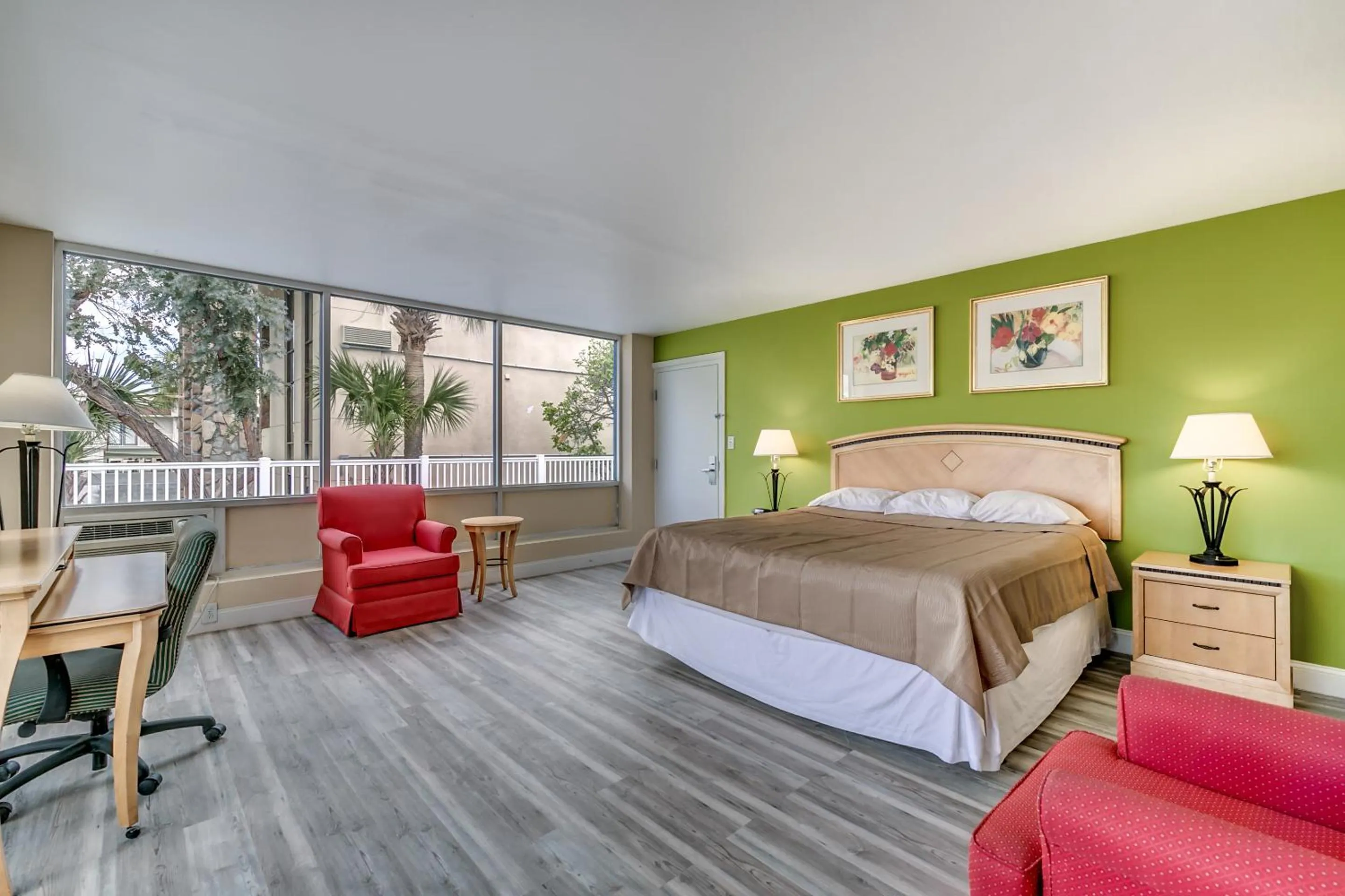 Bedroom, Bed in Beachcomber Inn & Suites