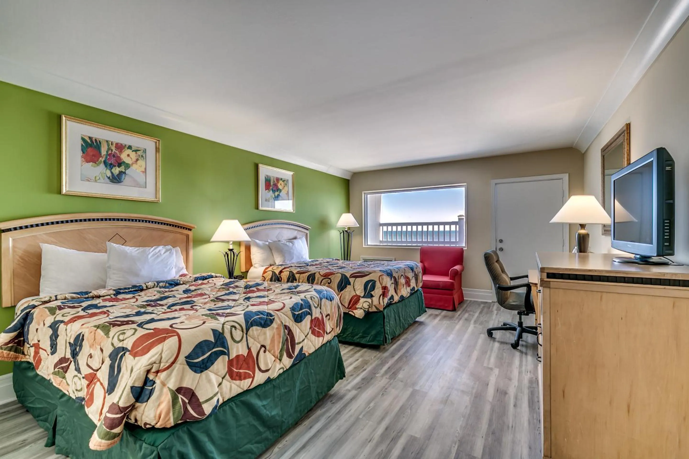 Bedroom, Bed in Beachcomber Inn & Suites