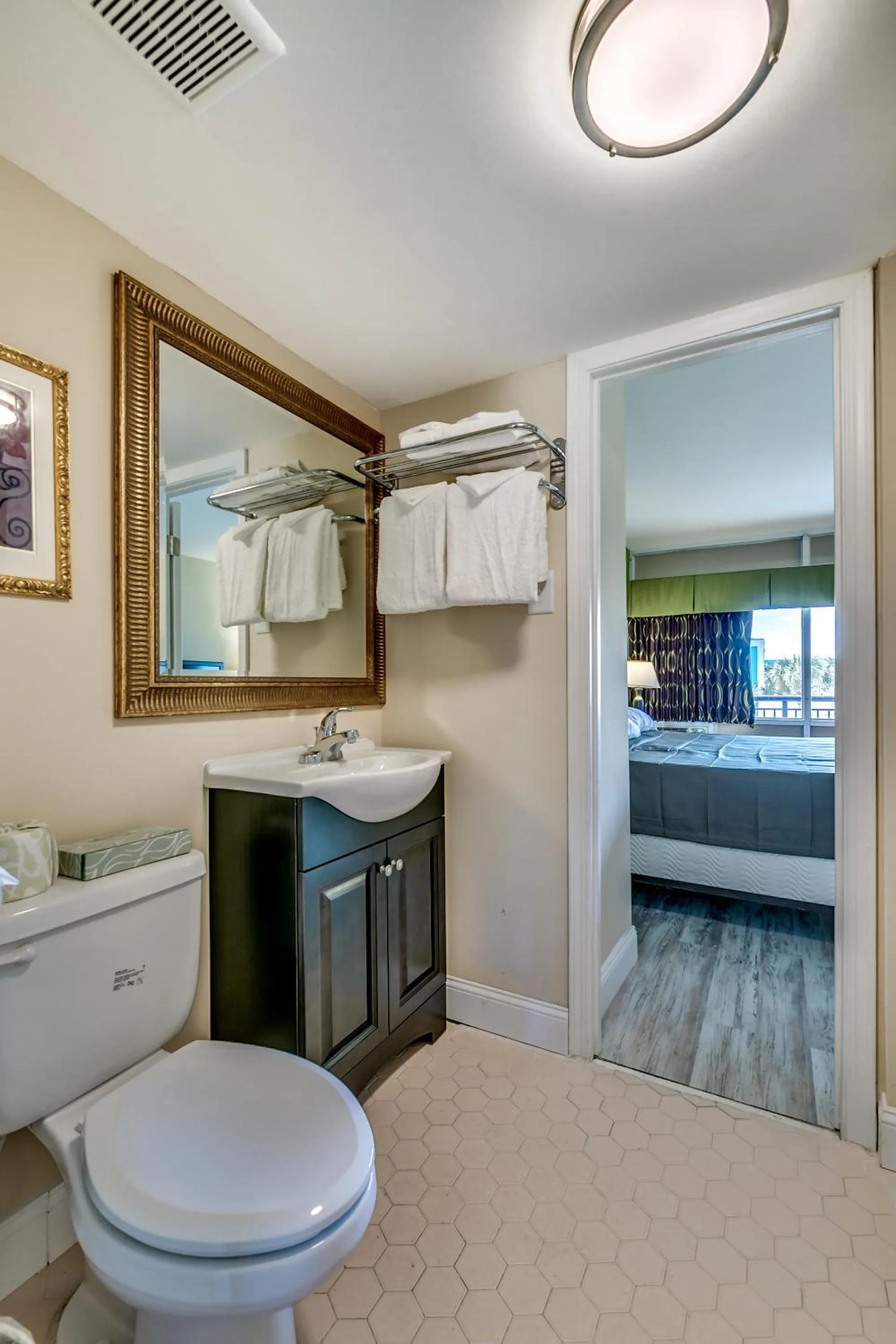 Bathroom, Bed in Beachcomber Inn & Suites