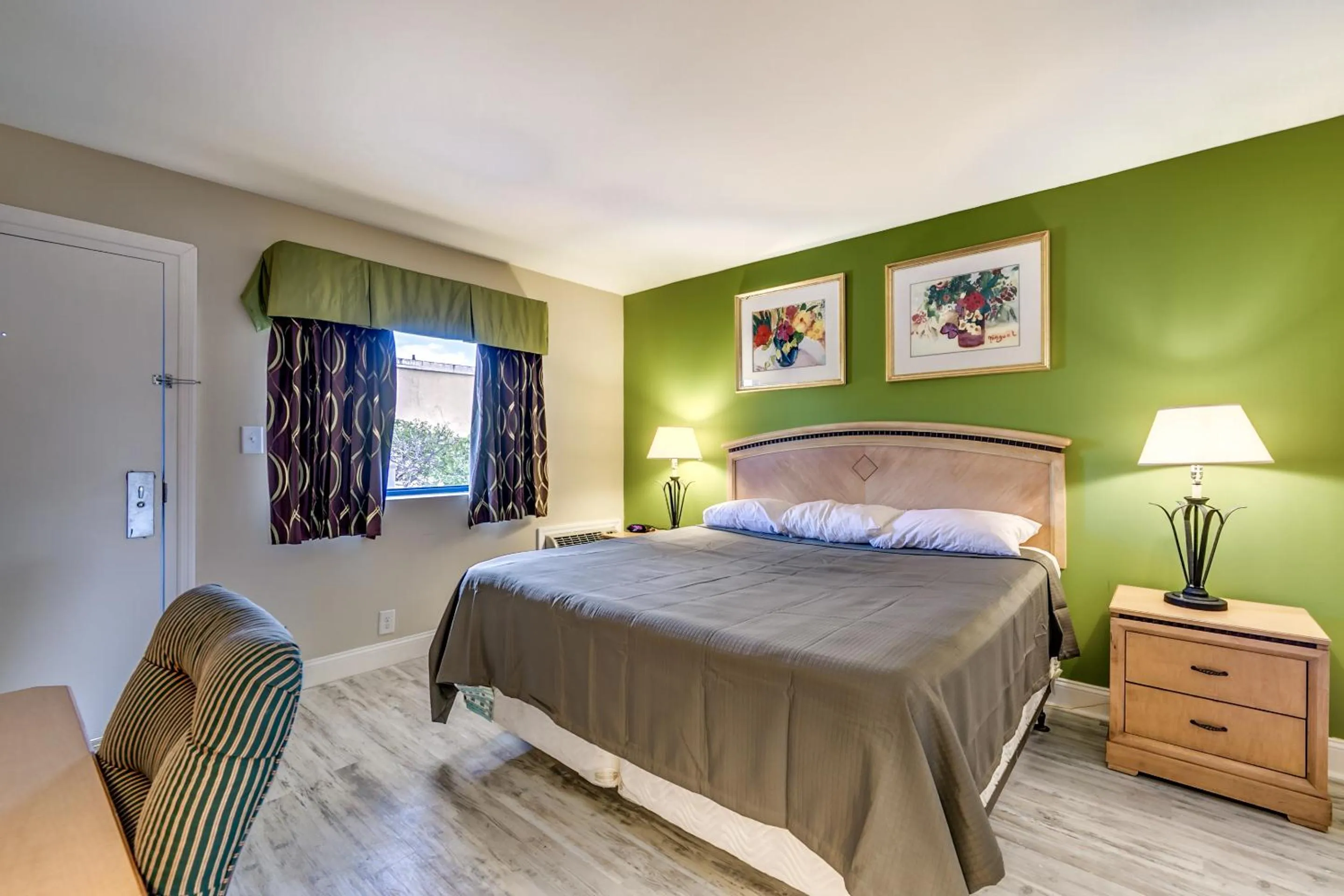 Bedroom, Bed in Beachcomber Inn & Suites