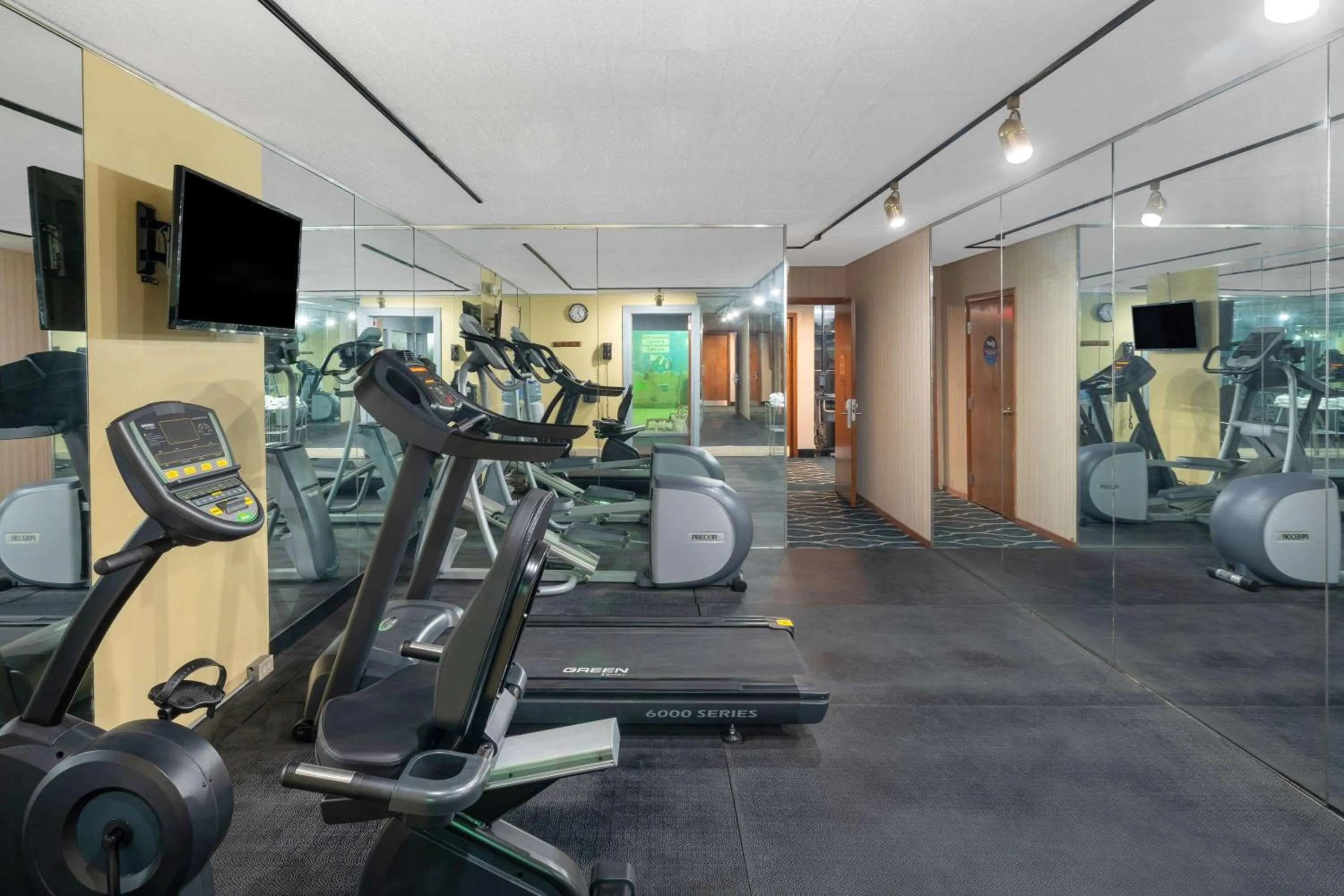 Fitness centre/facilities in Days Inn by Wyndham Scranton PA
