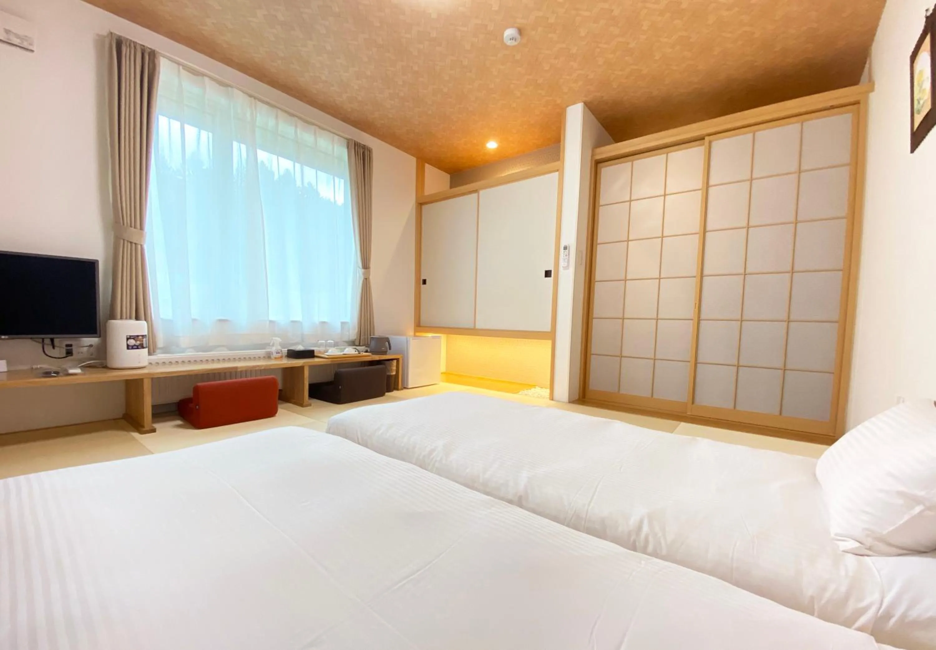Photo of the whole room, Bed in Hotel Hanafuji Inn