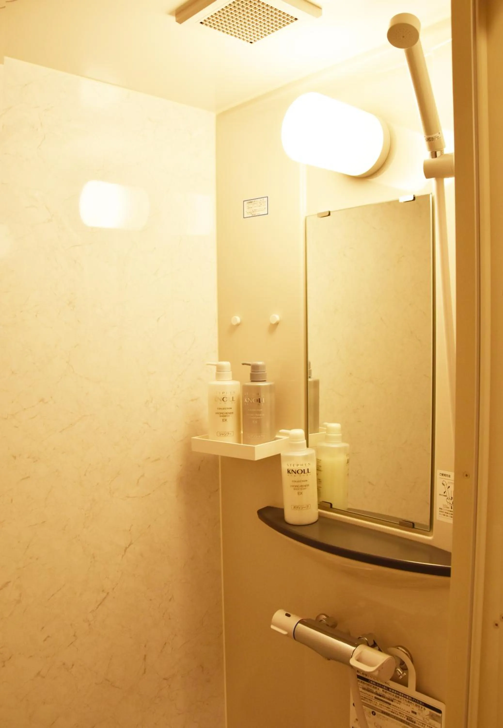 Shower in Hotel Hanafuji Inn