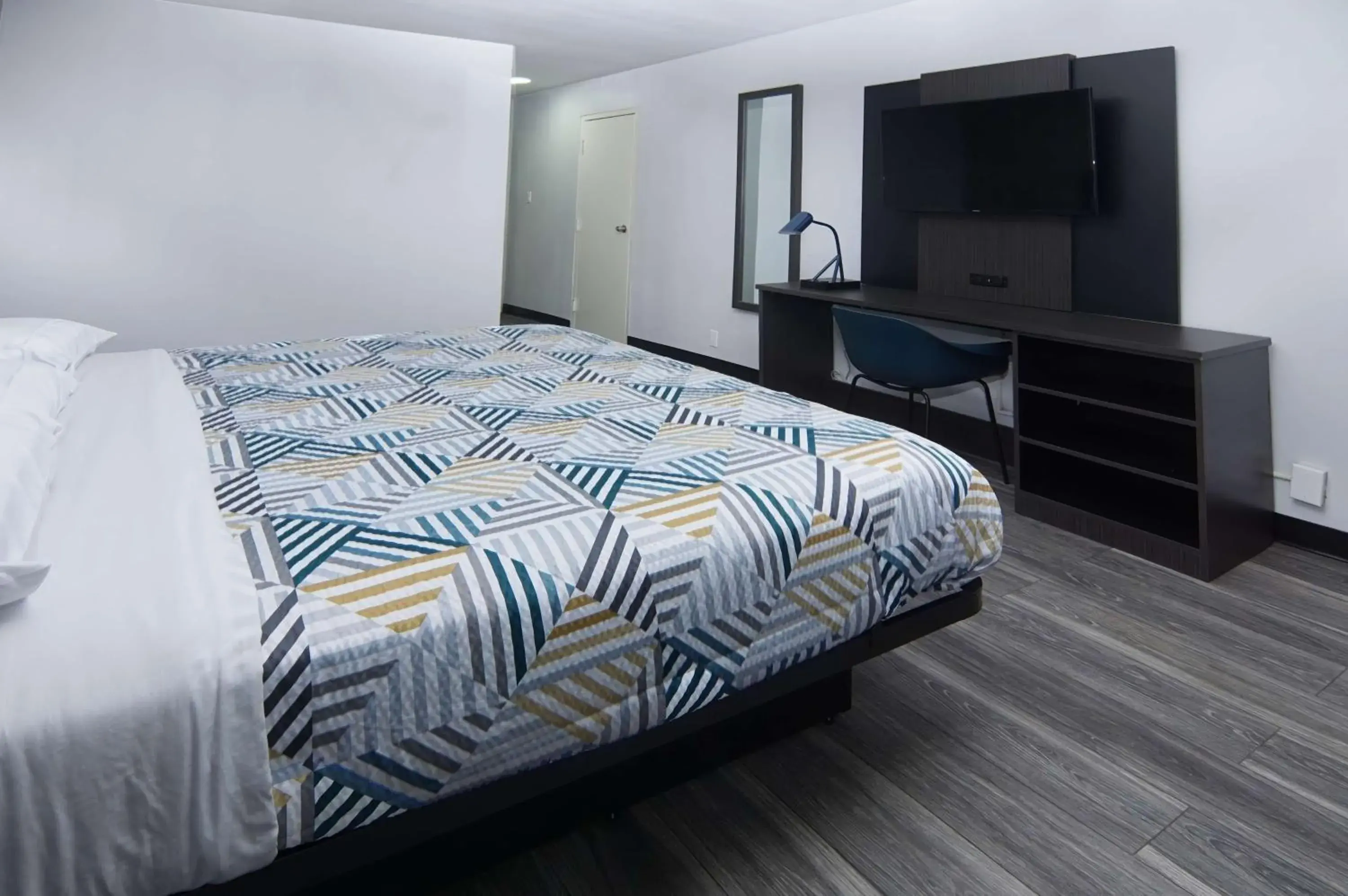 King Room - single occupancy - Smoking in Motel 6-Fort Worth, TX - Downtown East King Room - single occupancy - Smoking in Motel 6-Fort Worth, TX - Downtown East