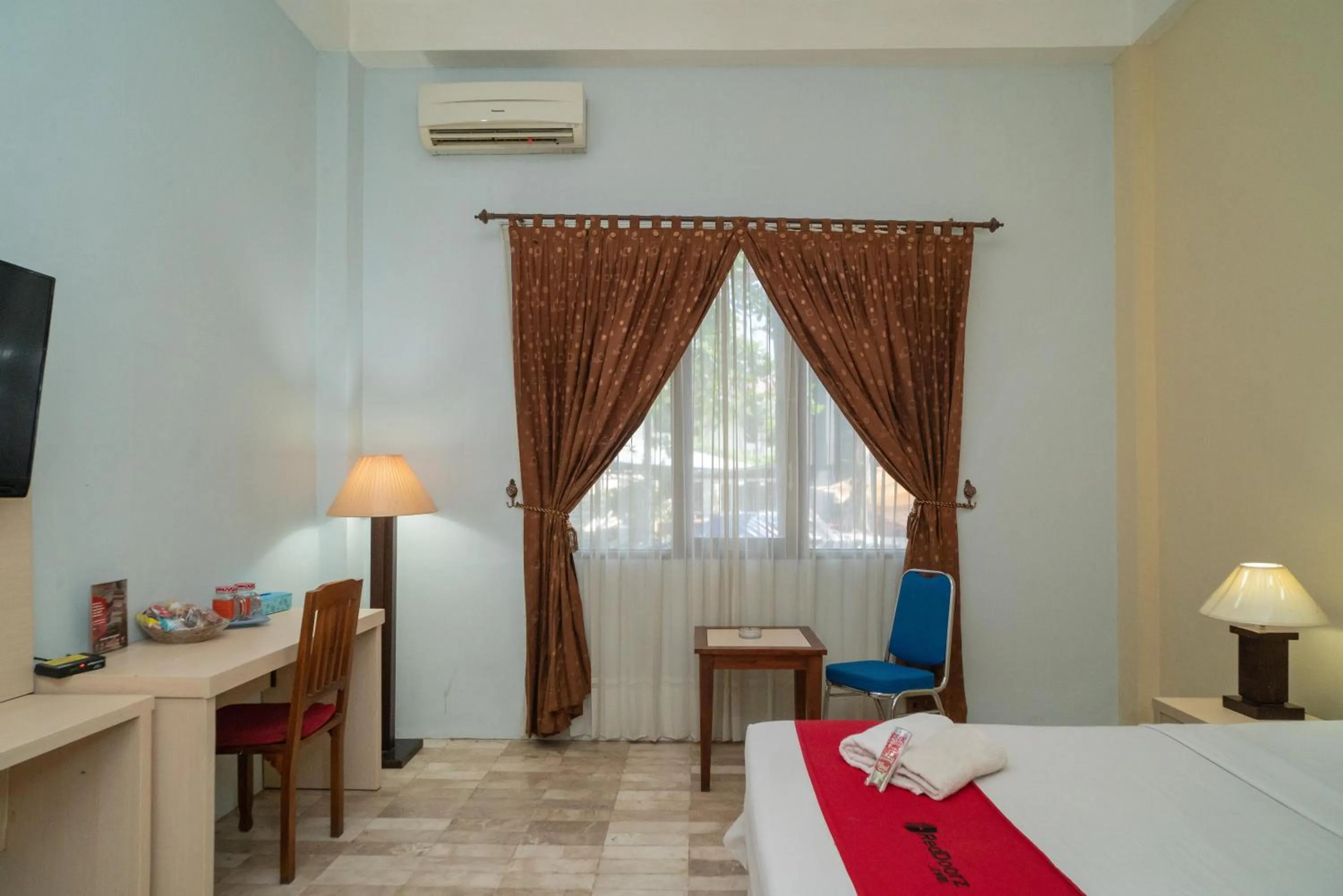 Bed in RedDoorz Plus near UIN Banjarmasin
