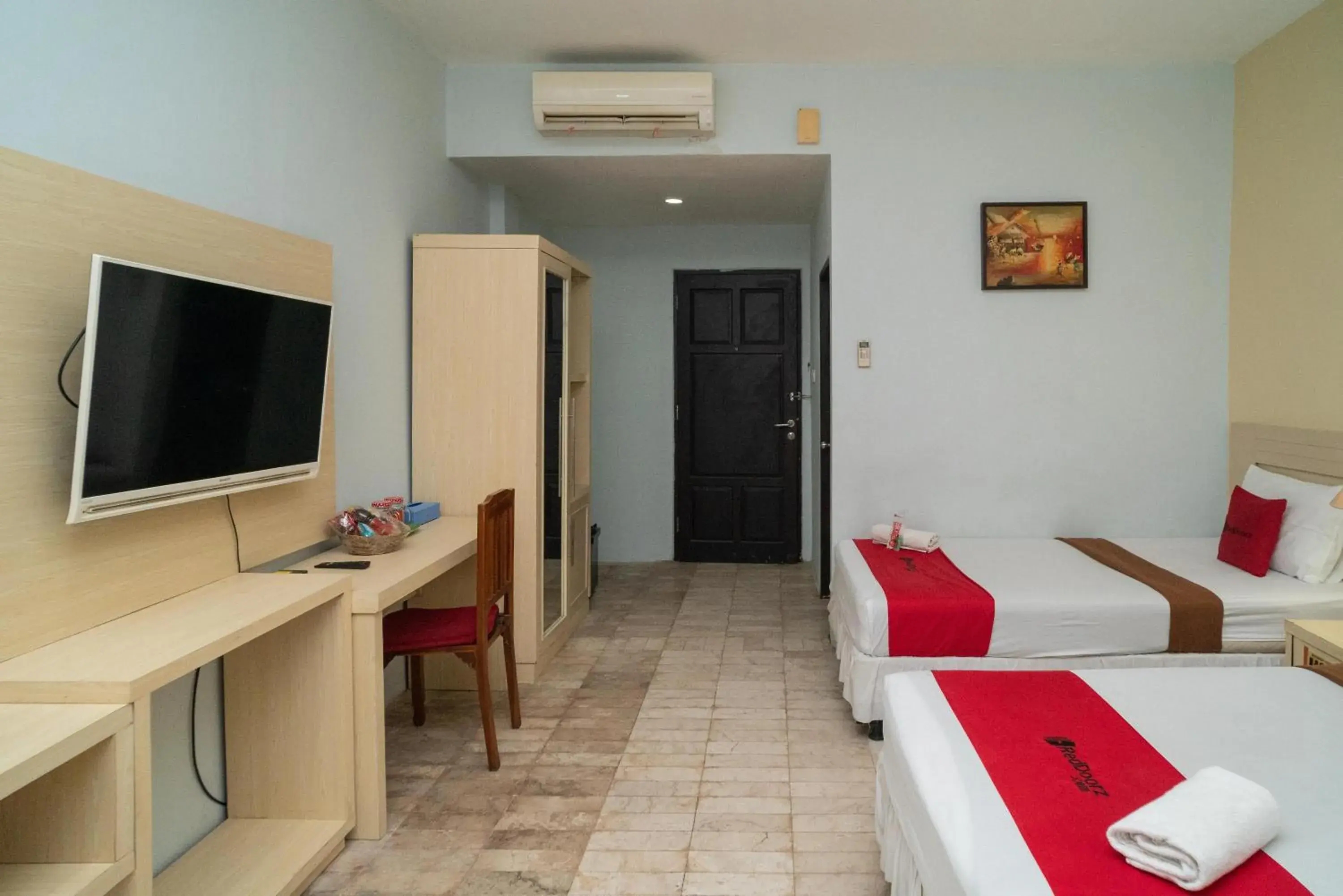 Deluxe Twin Room in RedDoorz Plus near UIN Banjarmasin Deluxe Twin Room in RedDoorz Plus near UIN Banjarmasin