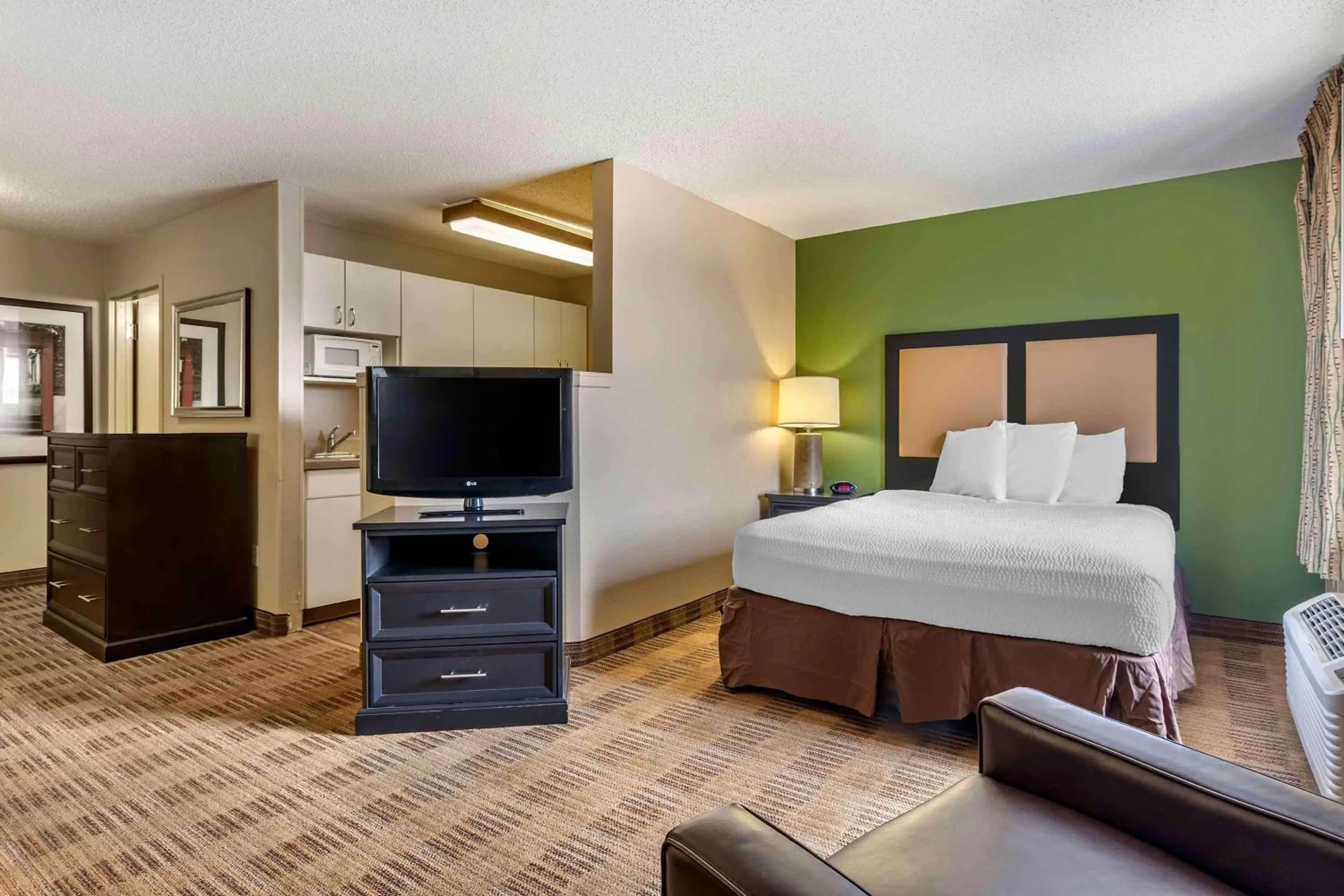 Bedroom, Bed in Extended Stay America Suites - Fort Worth - Fossil Creek