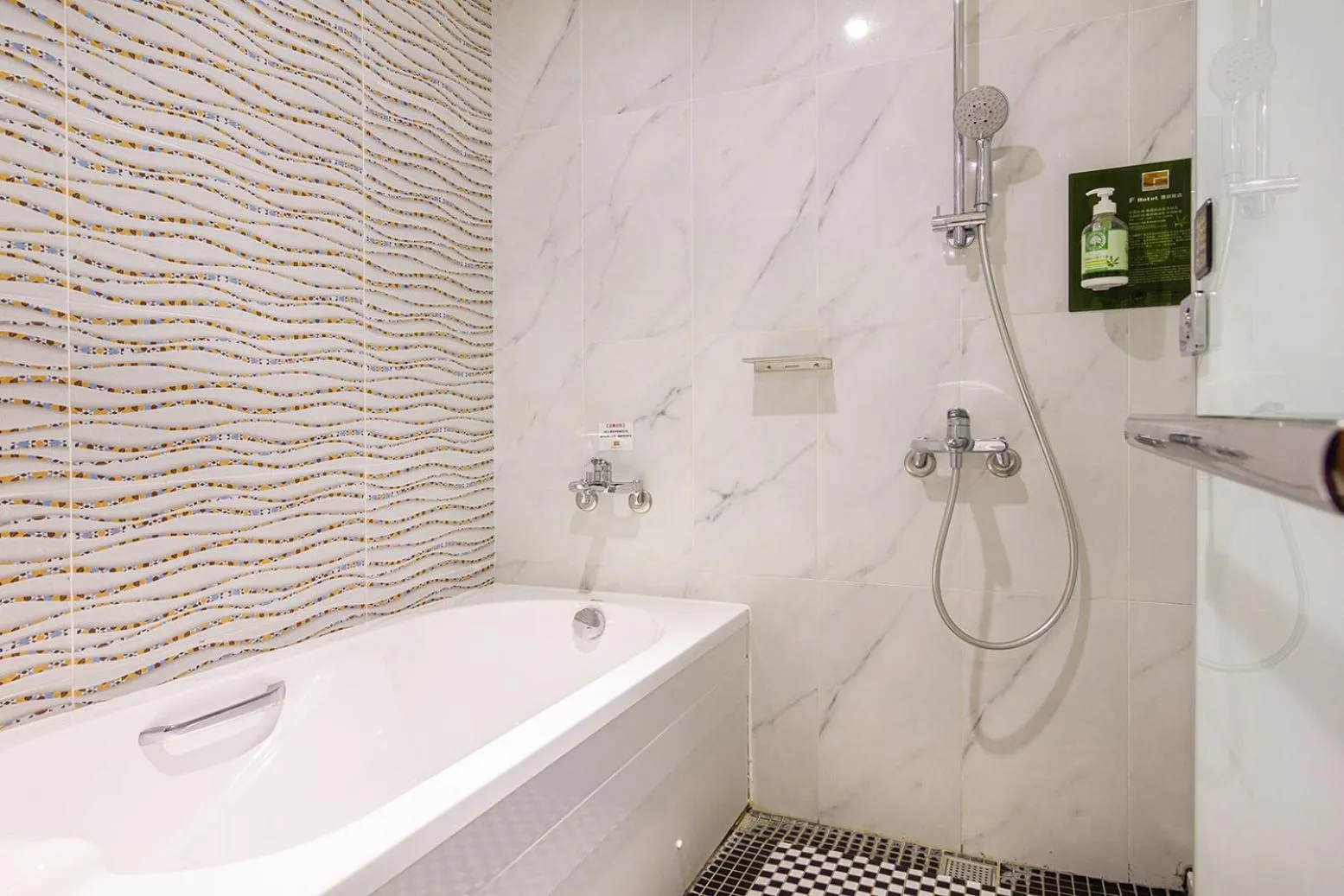 Shower in CHECK inn New Taipei LuZhou