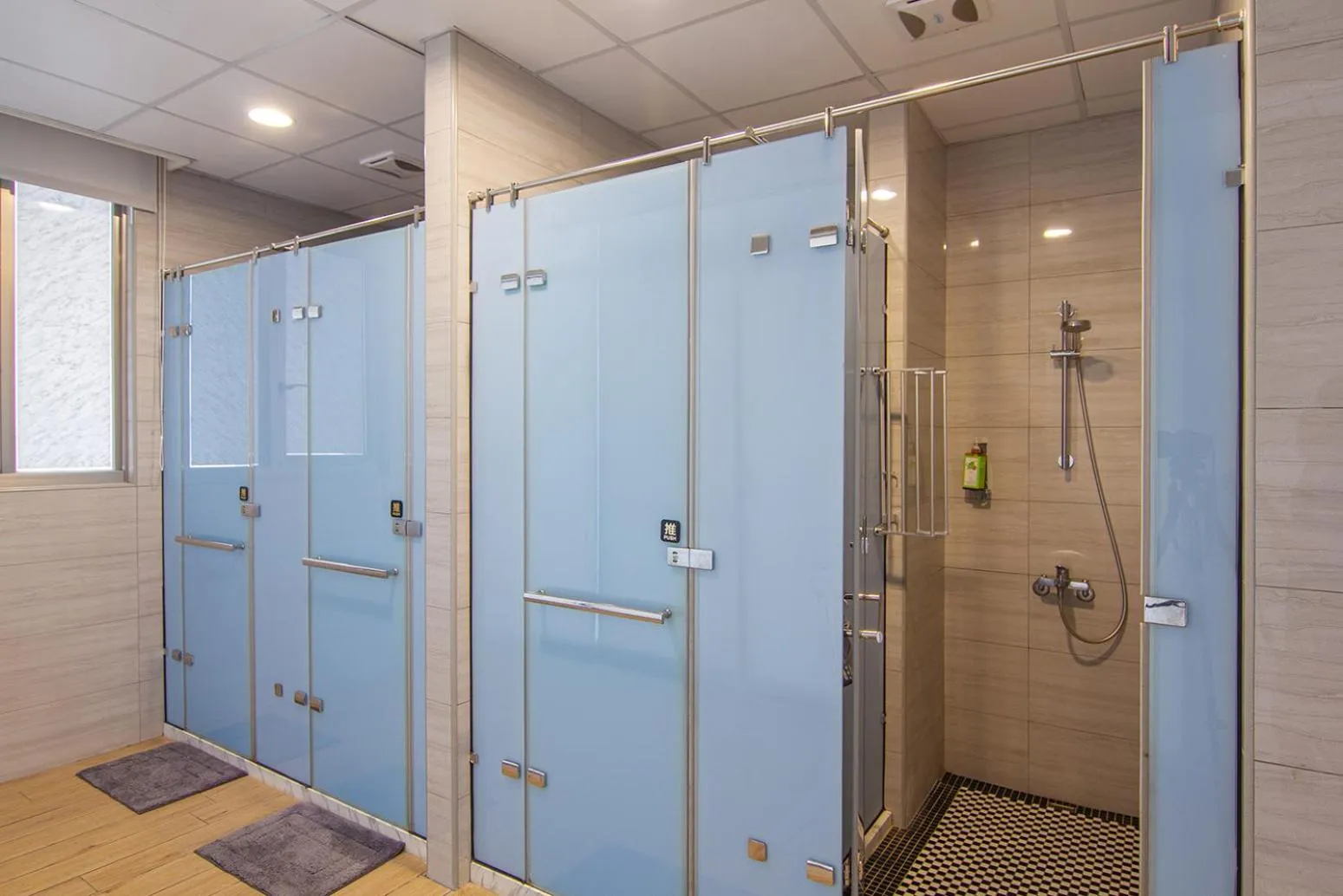 Shower in CHECK inn New Taipei LuZhou