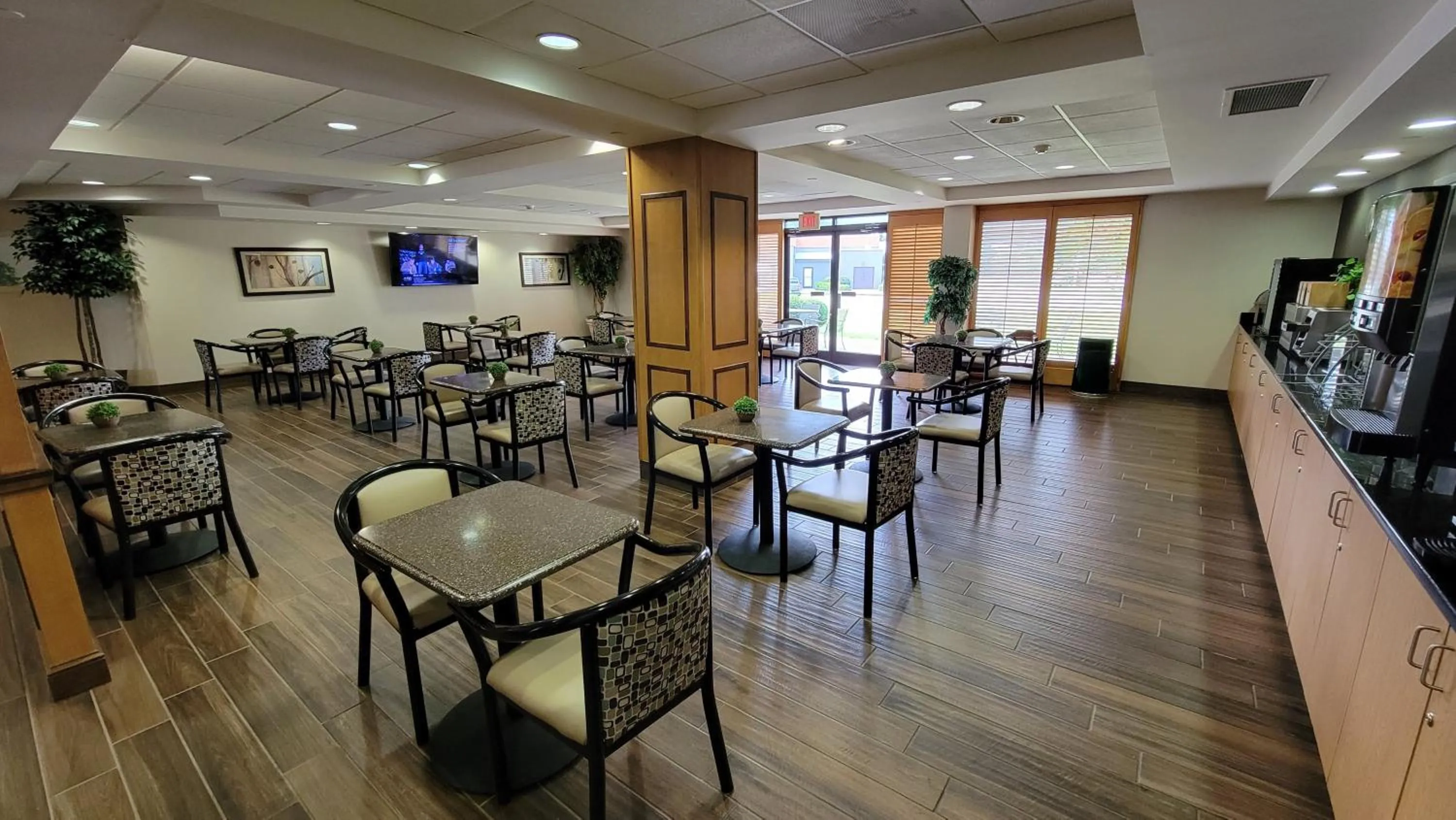 Breakfast in Independent SPHC Cross Creek Inn & Suites