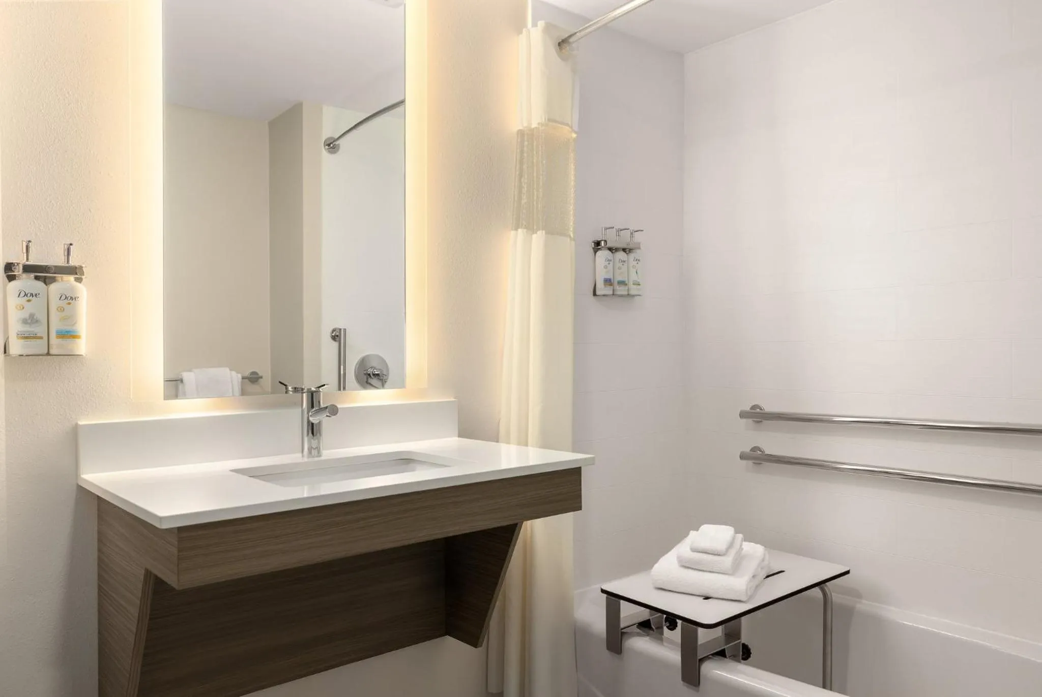 Photo of the whole room in Holiday Inn Express Fayetteville Fort Bragg by IHG