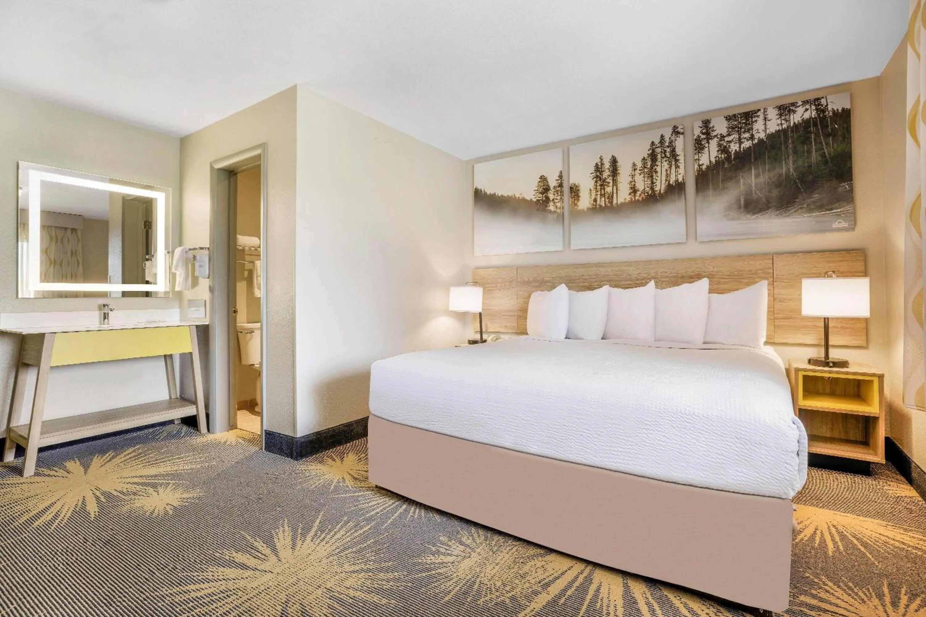 Bed in Days Inn by Wyndham Cortez