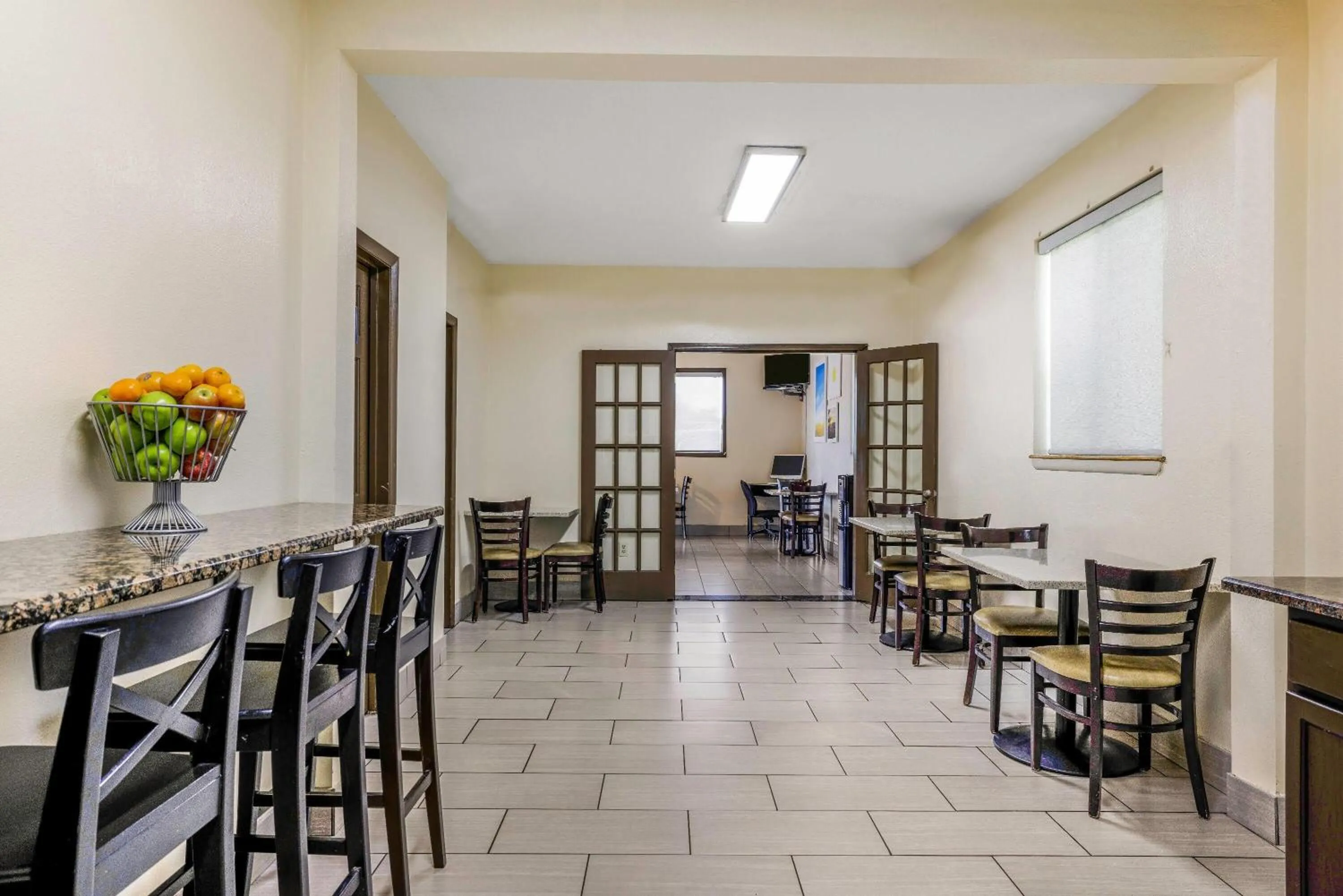 Restaurant/places to eat in Days Inn by Wyndham Cortez