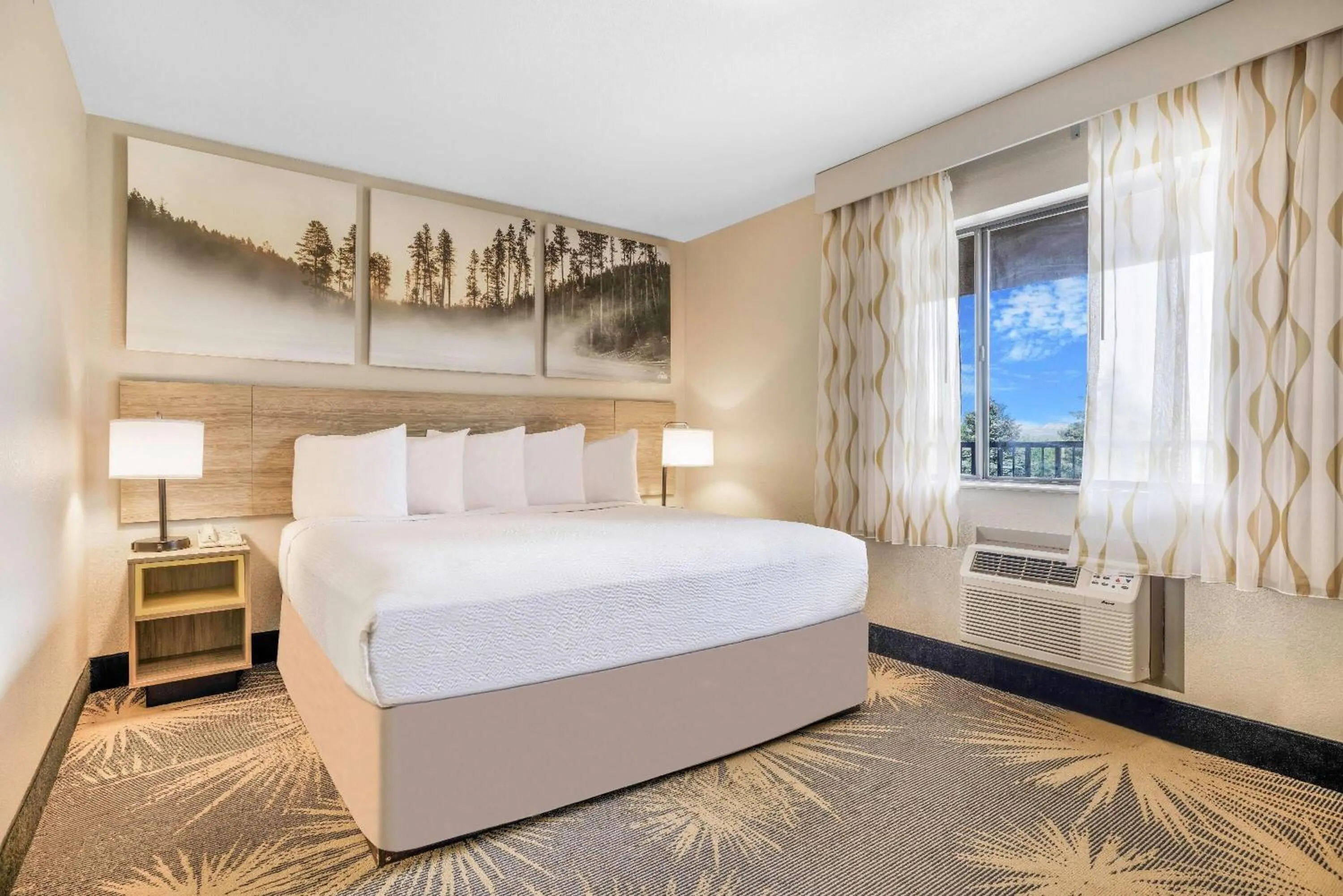 Bed in Days Inn by Wyndham Cortez