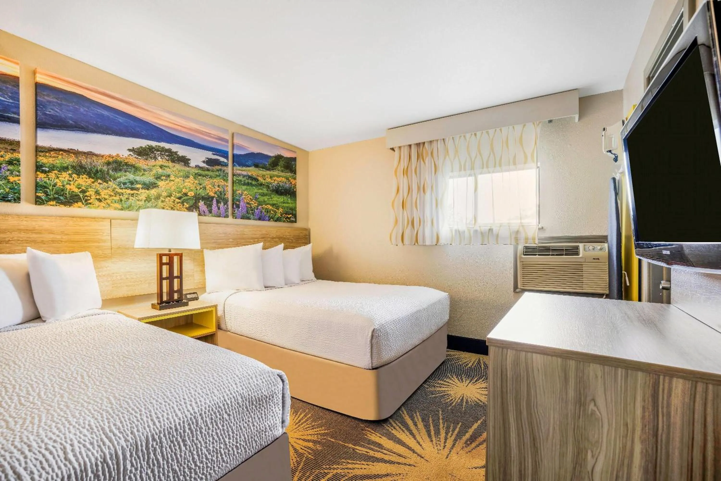 Photo of the whole room, Bed in Days Inn by Wyndham Cortez