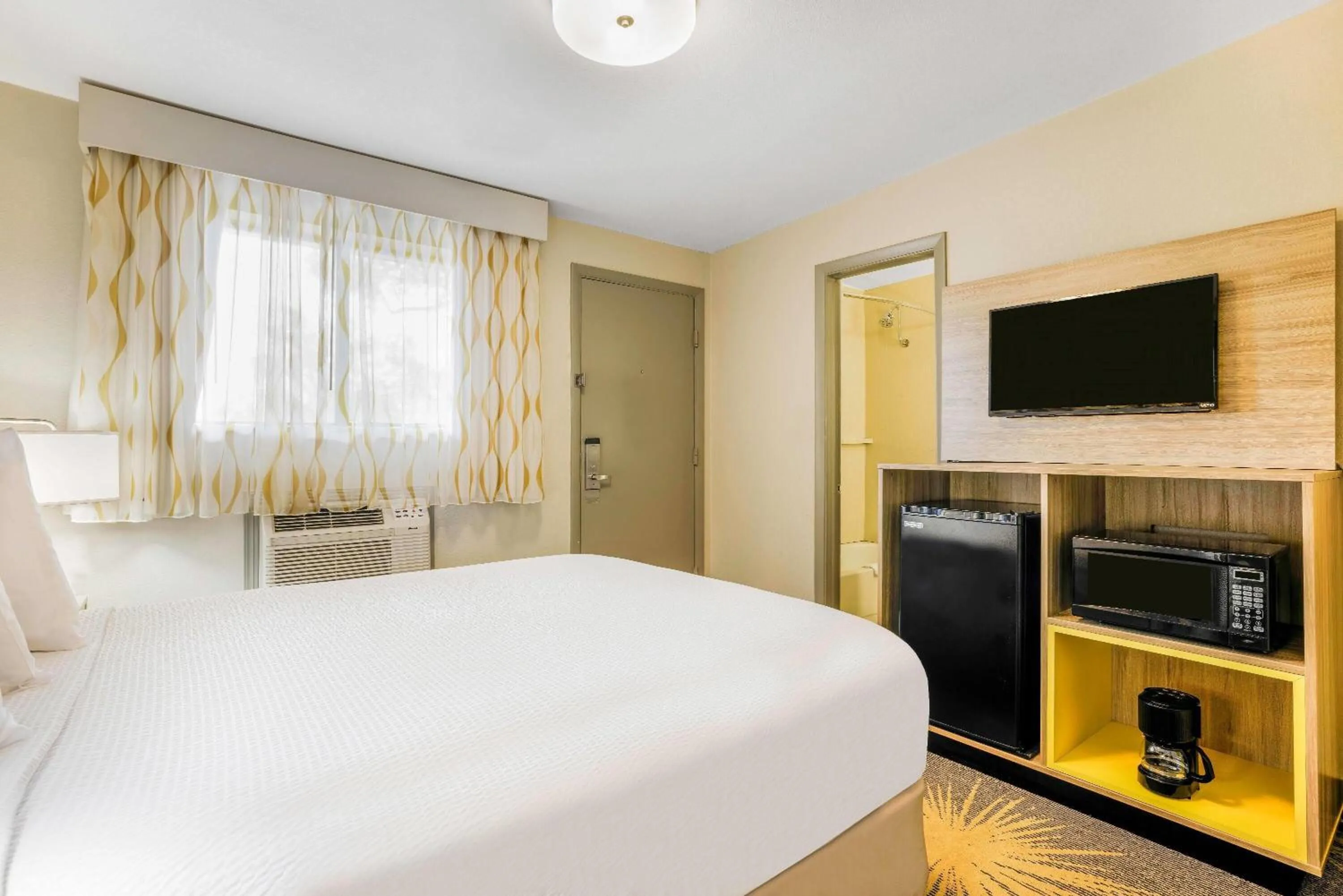 Bed in Days Inn by Wyndham Cortez