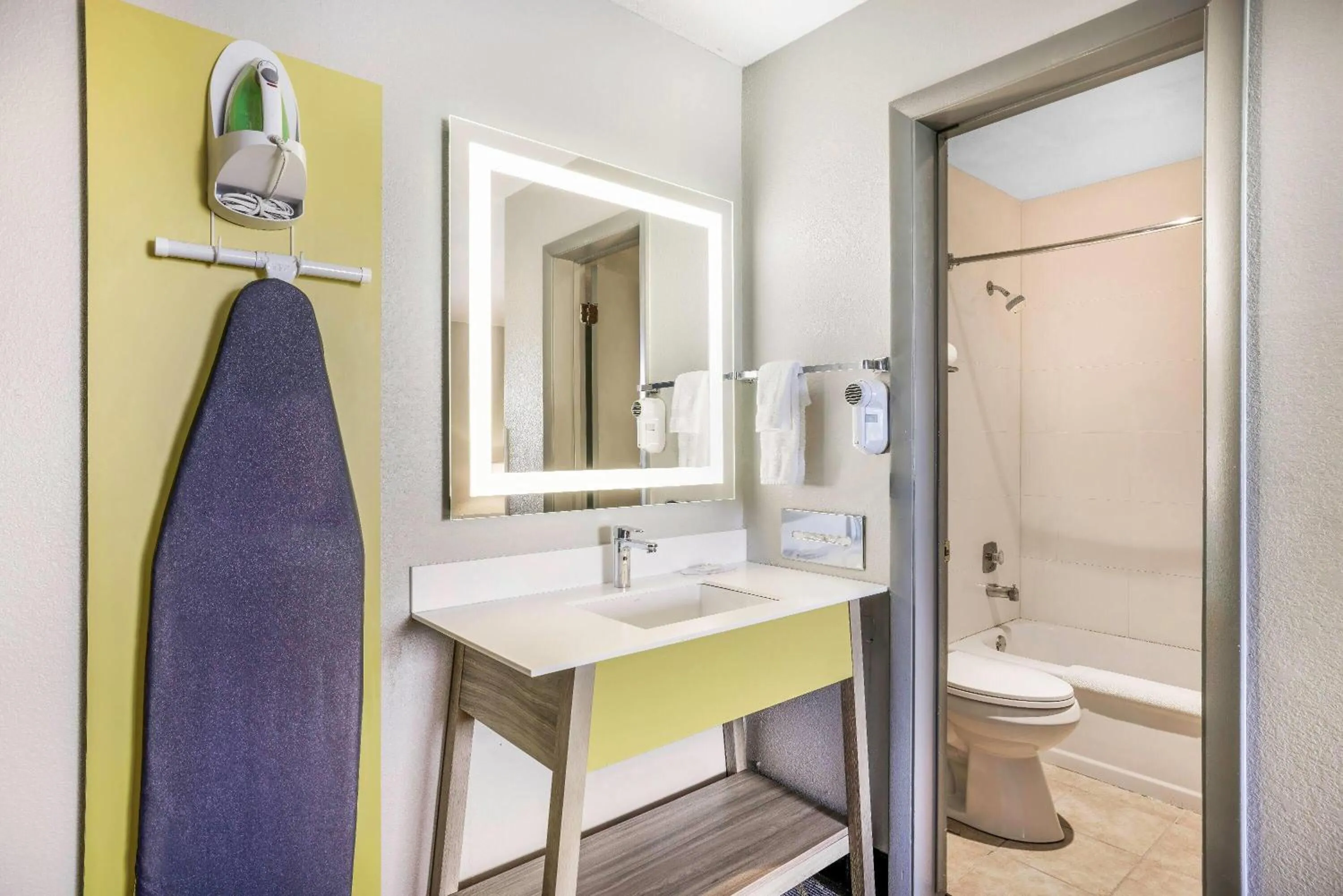 Bed in Days Inn by Wyndham Cortez