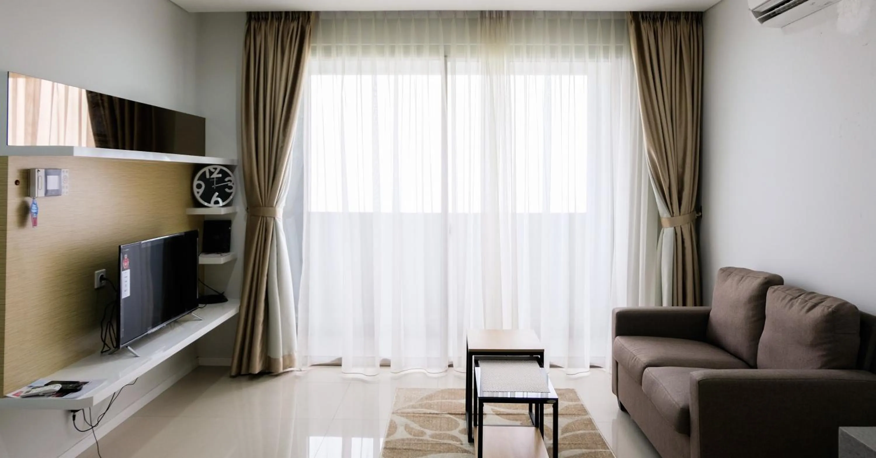 Living room in Homey 2BR Paddington Heights Apartment By Travelio