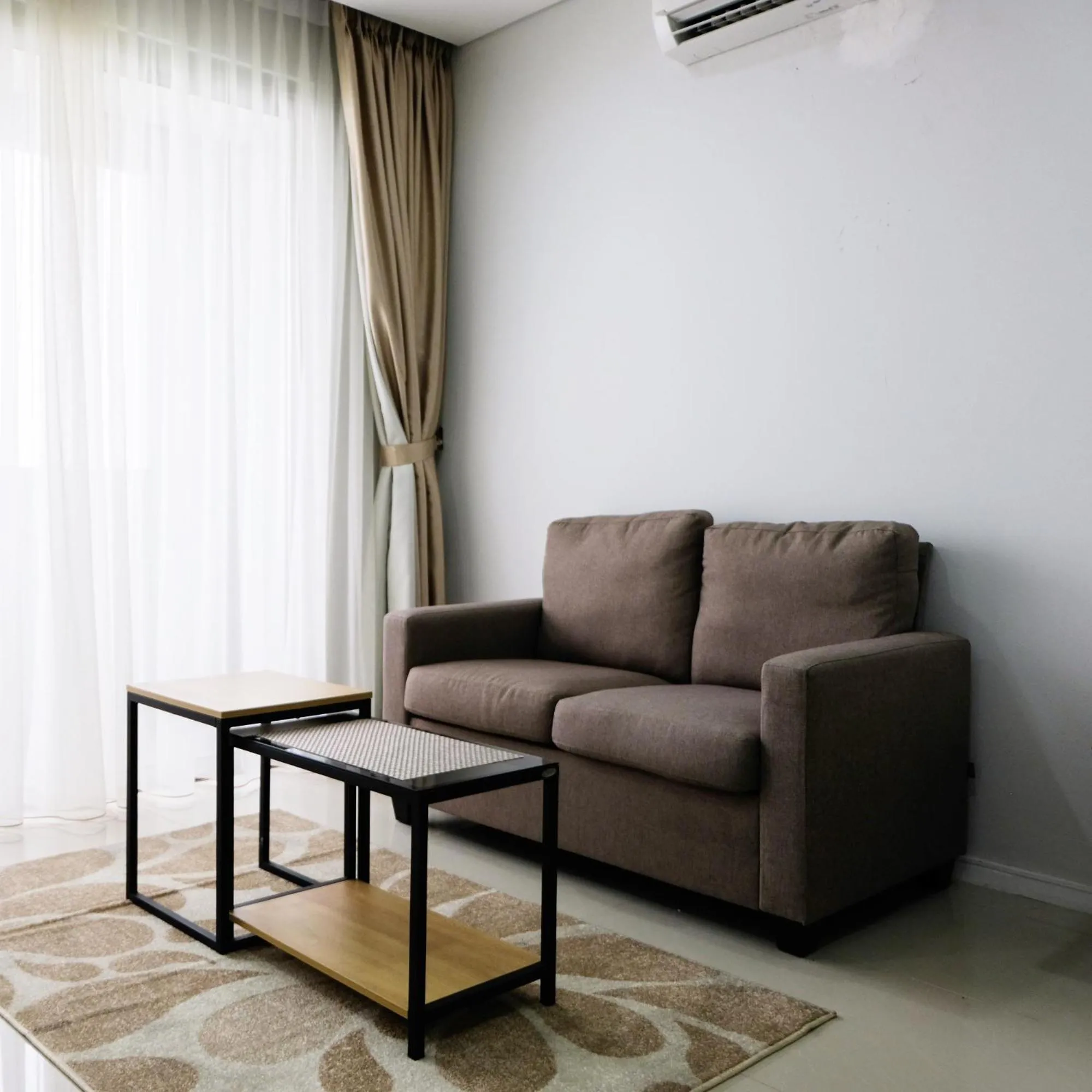 Living room in Homey 2BR Paddington Heights Apartment By Travelio