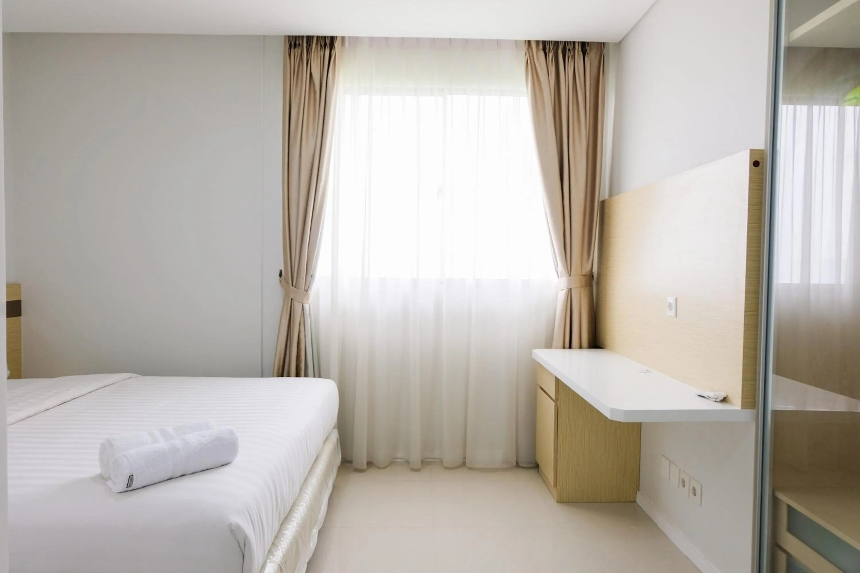 Bed in Homey 2BR Paddington Heights Apartment By Travelio