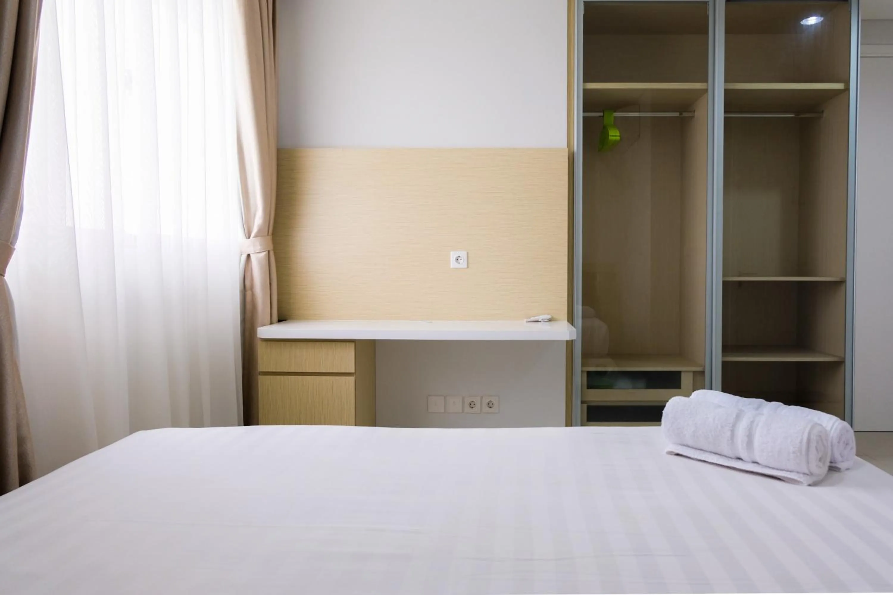 Bed in Homey 2BR Paddington Heights Apartment By Travelio