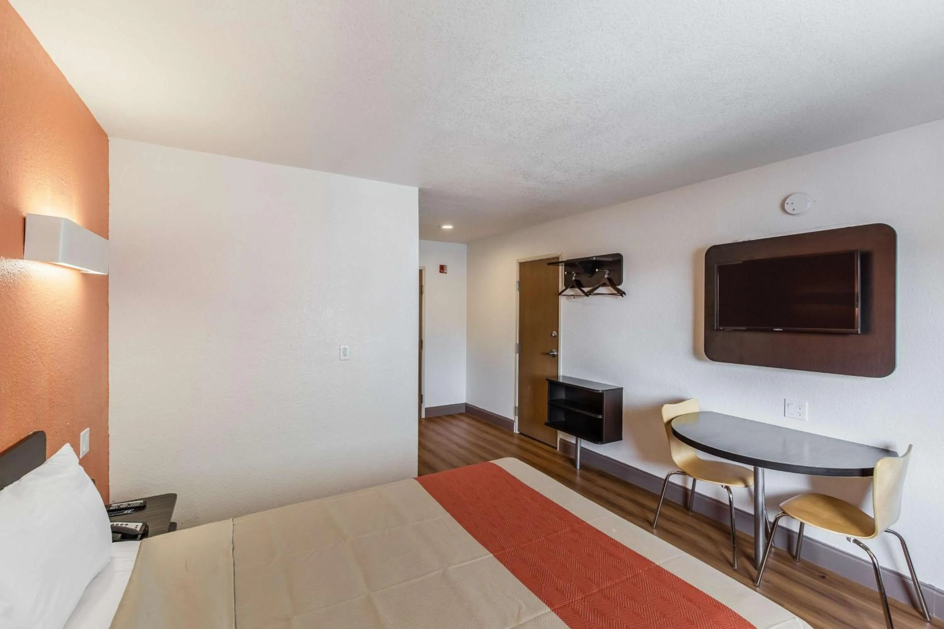 TV and multimedia, Bed in Motel 6-Dallas, TX - South