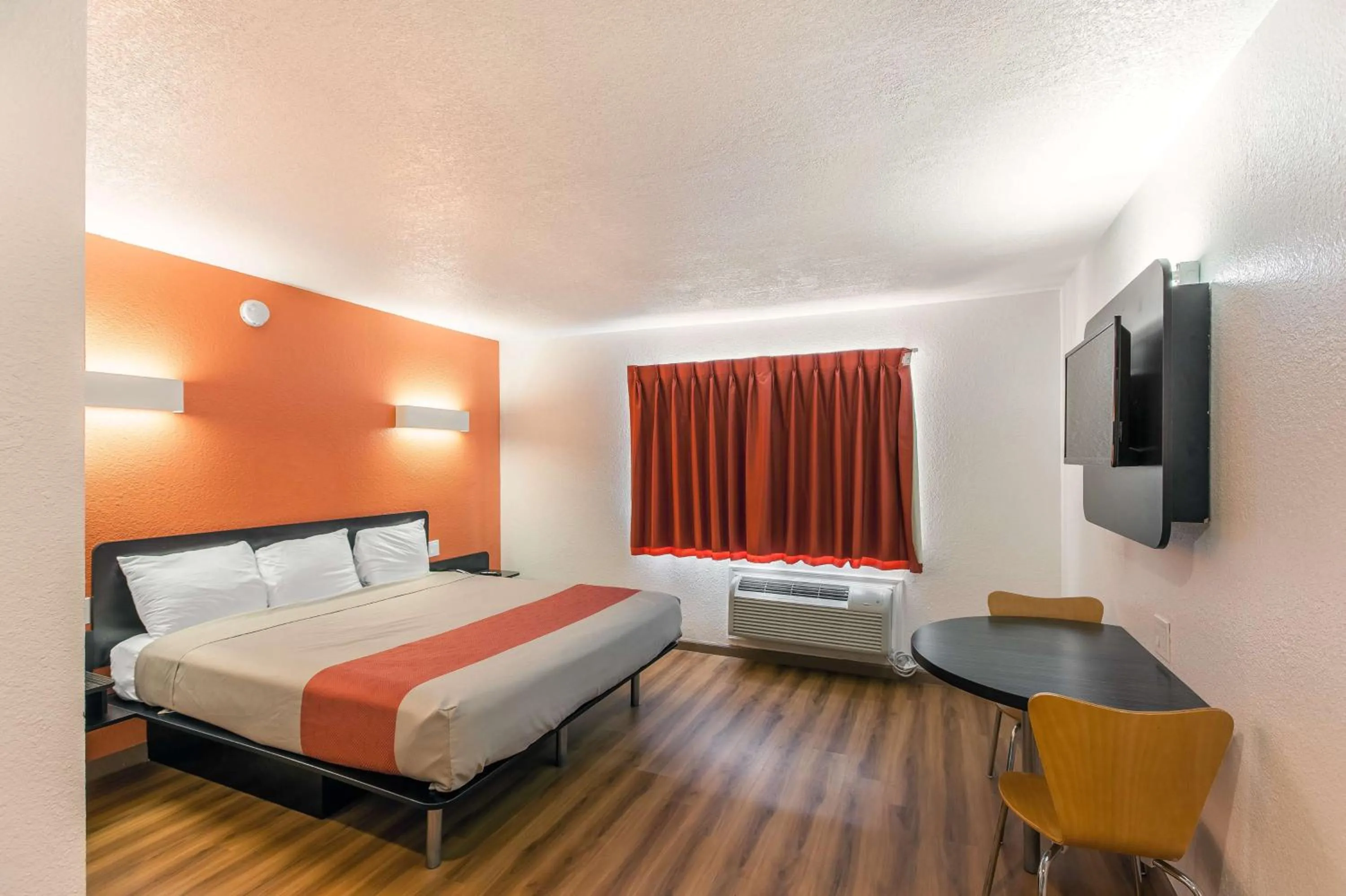 TV and multimedia, Bed in Motel 6-Dallas, TX - South