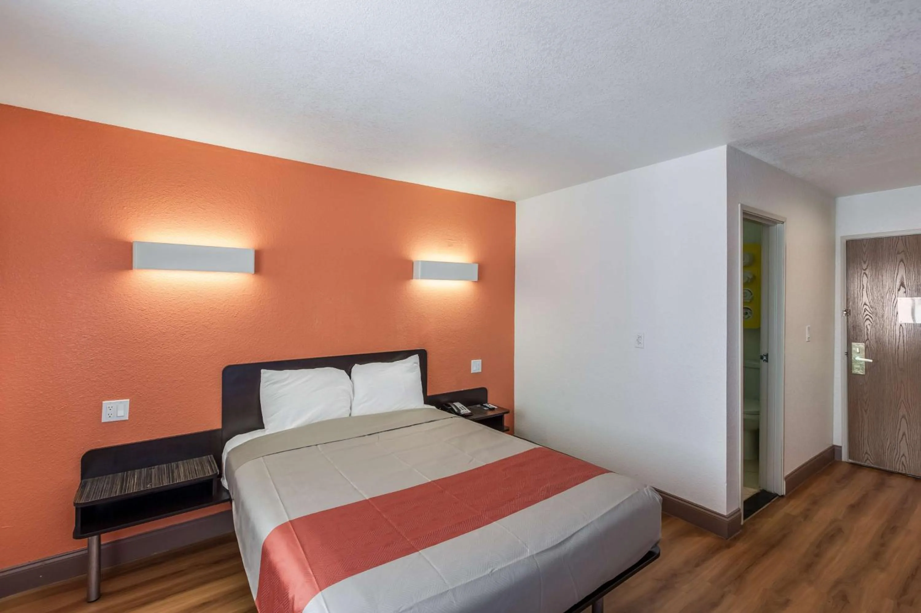 Toilet, Bed in Motel 6-Dallas, TX - South