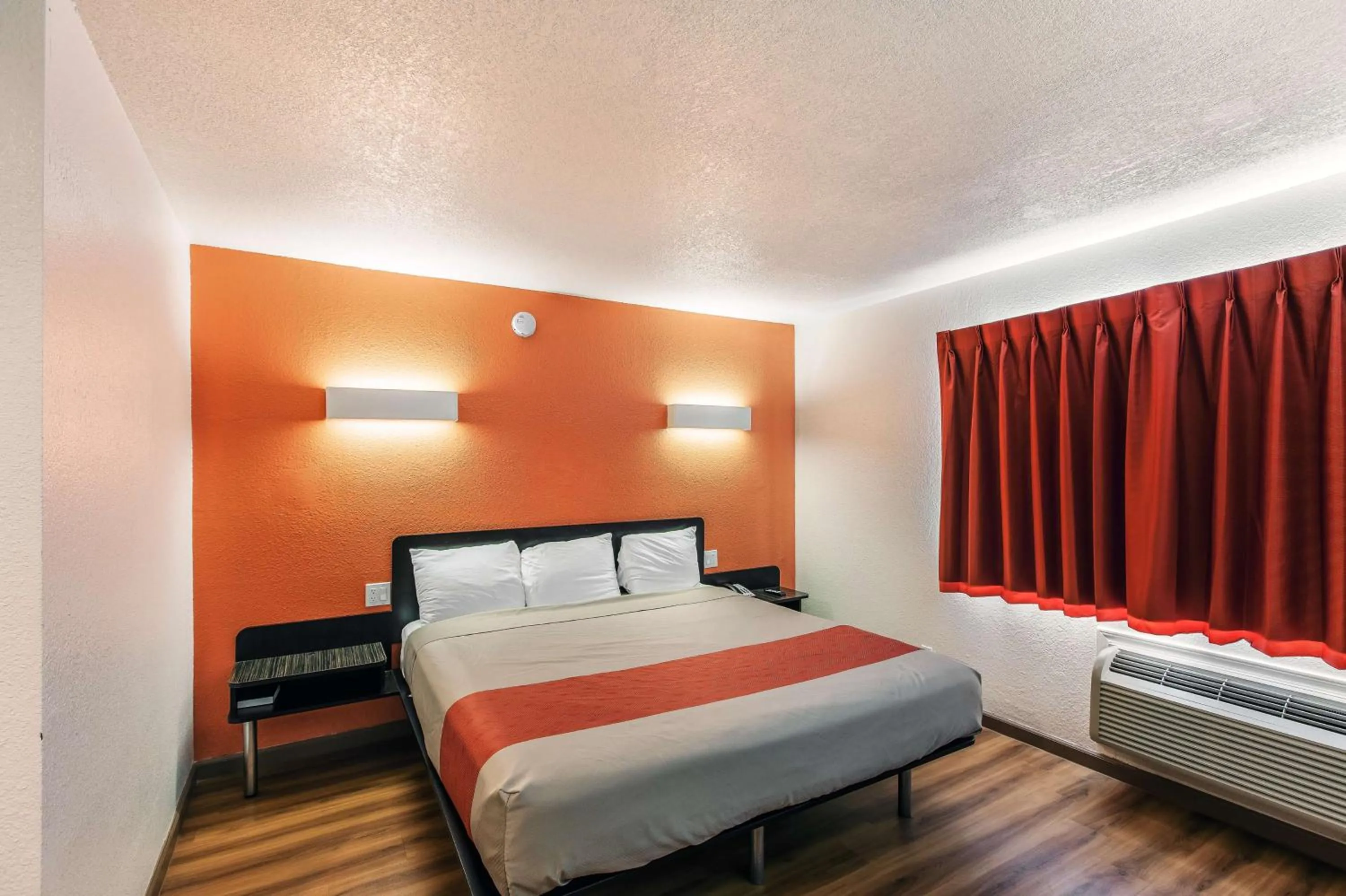 Photo of the whole room, Bed in Motel 6-Dallas, TX - South