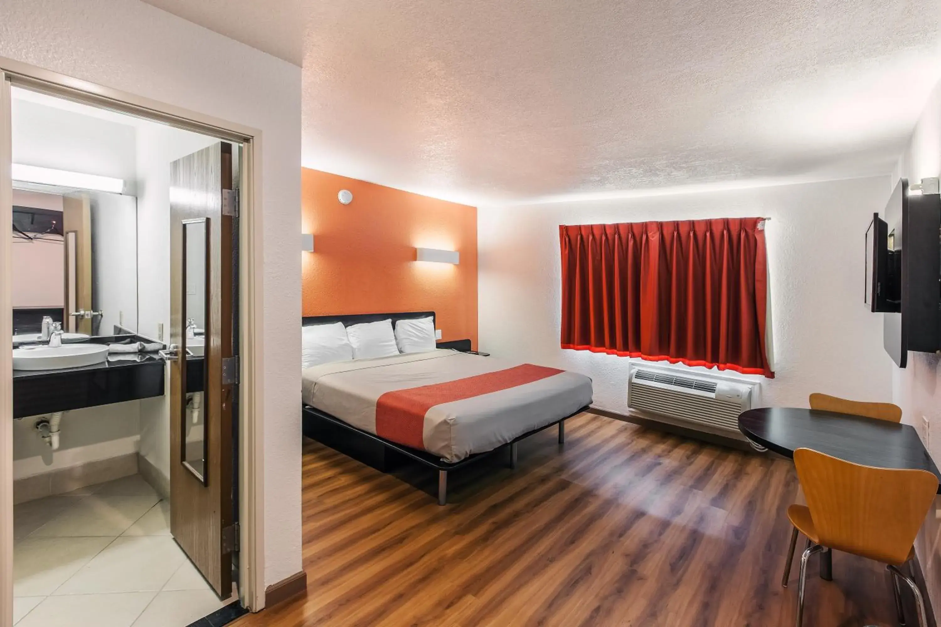 King Room with Roll-in Shower - Disability Access - smoking in Motel 6-Dallas, TX - South King Room with Roll-in Shower - Disability Access - smoking in Motel 6-Dallas, TX - South