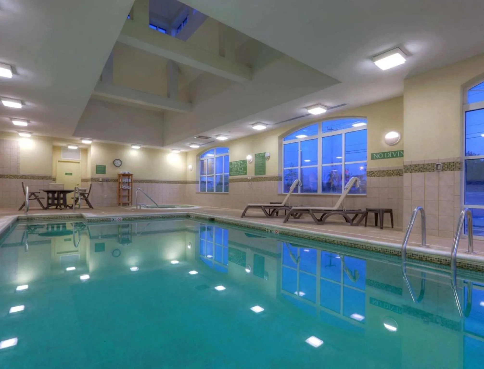 Swimming pool in Country Inn & Suites by Radisson, Fredericksburg, VA
