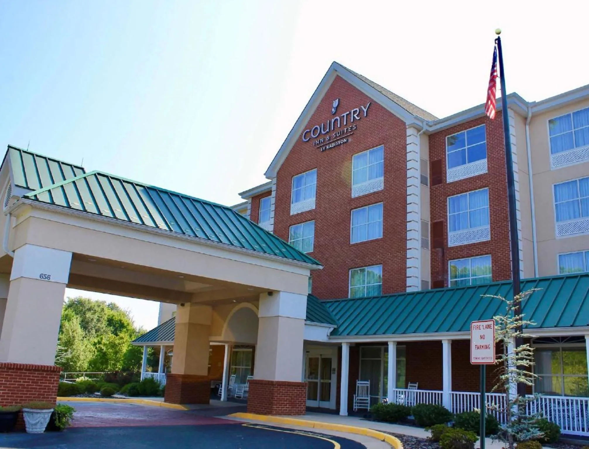 Property building in Country Inn & Suites by Radisson, Fredericksburg, VA
