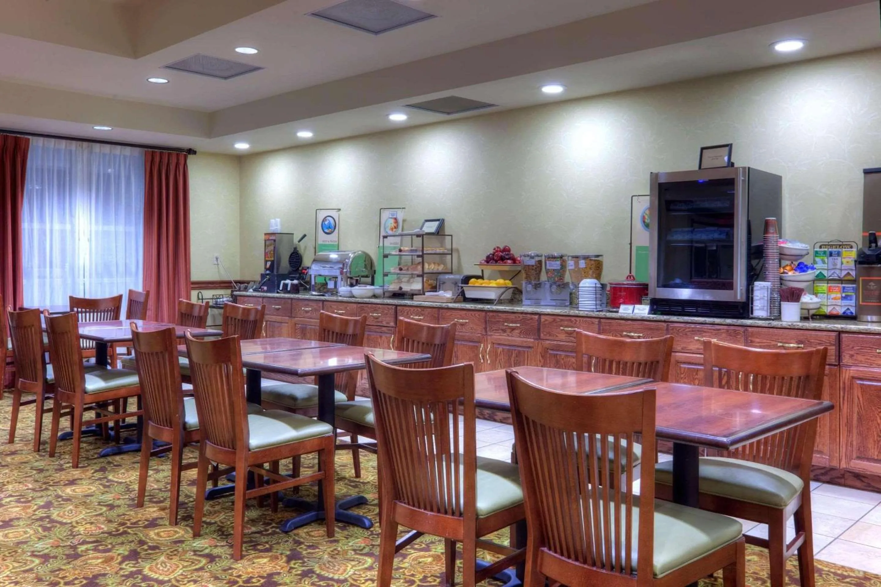 Breakfast in Country Inn & Suites by Radisson, Fredericksburg, VA