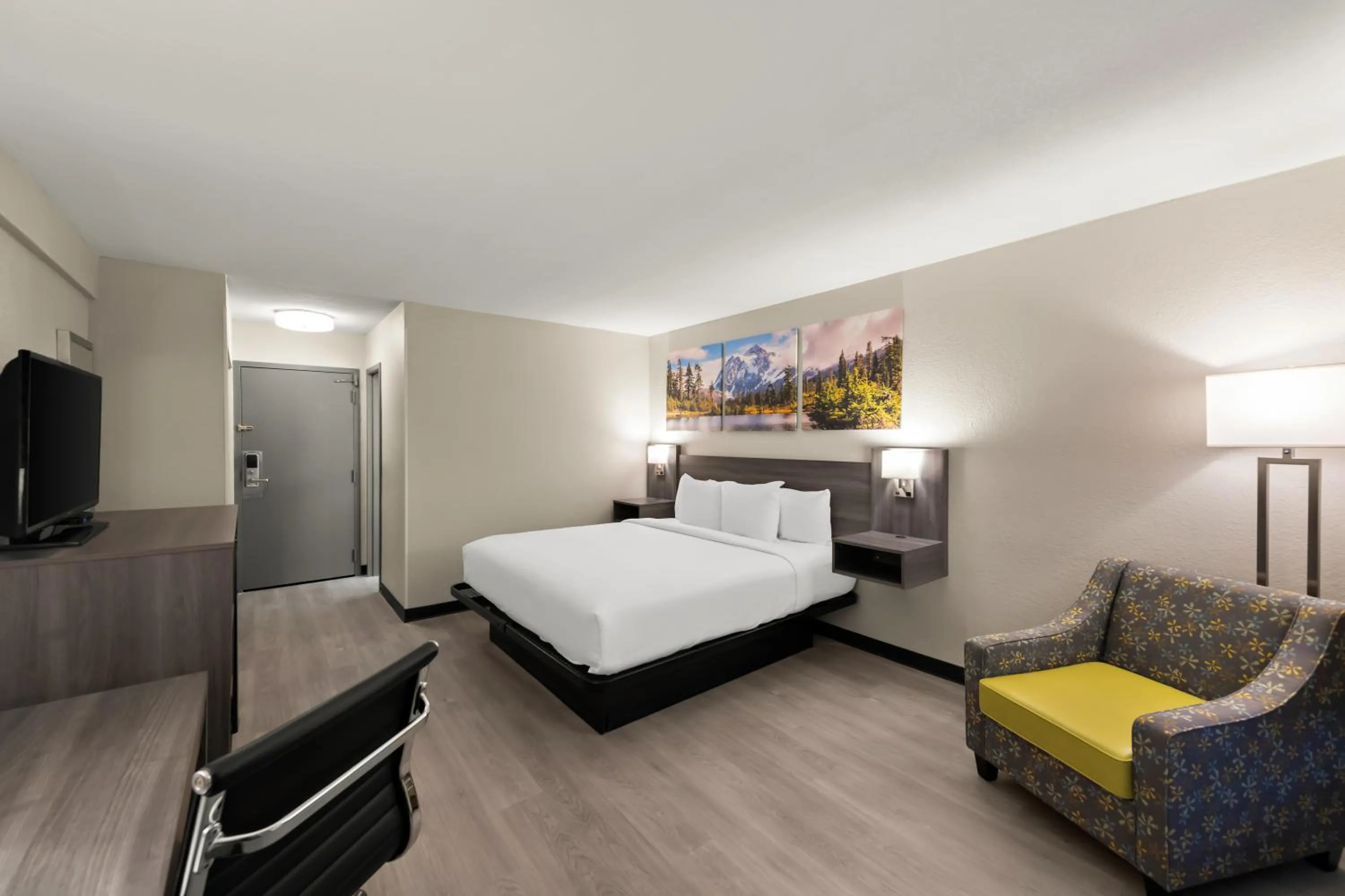 Bed in Clarion Pointe Rhinelander Downtown