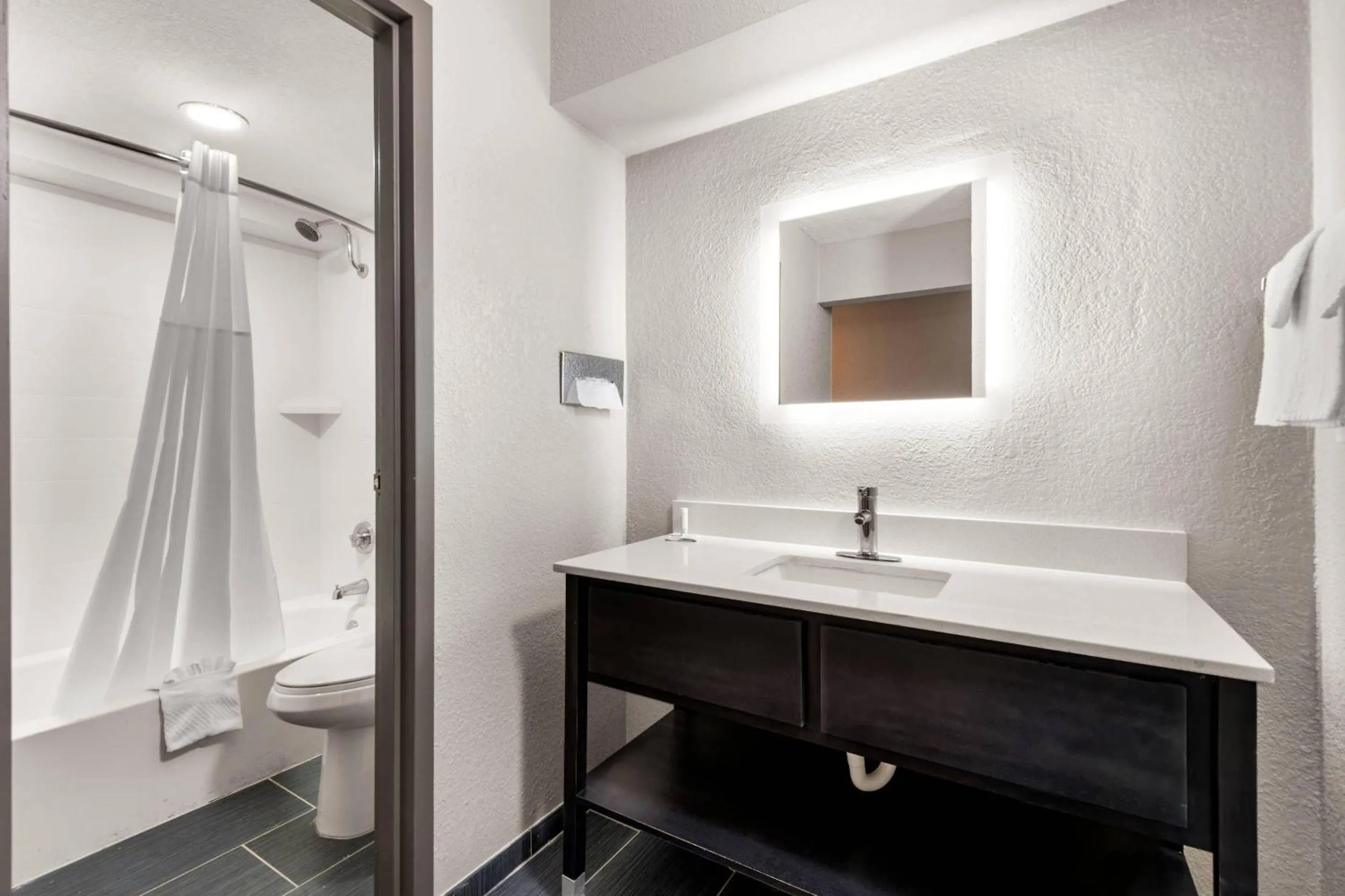 Bedroom in Clarion Pointe Rhinelander Downtown