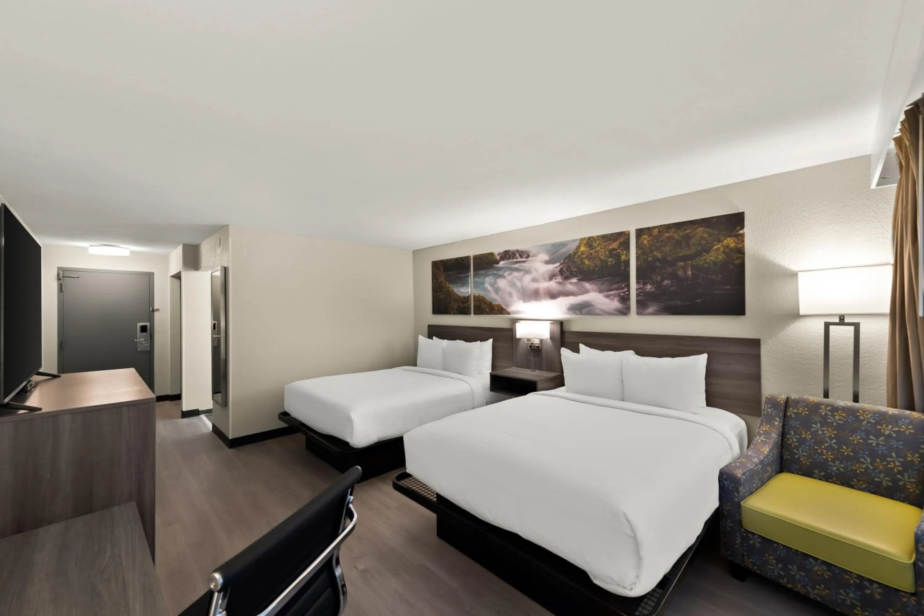 Bed in Clarion Pointe Rhinelander Downtown