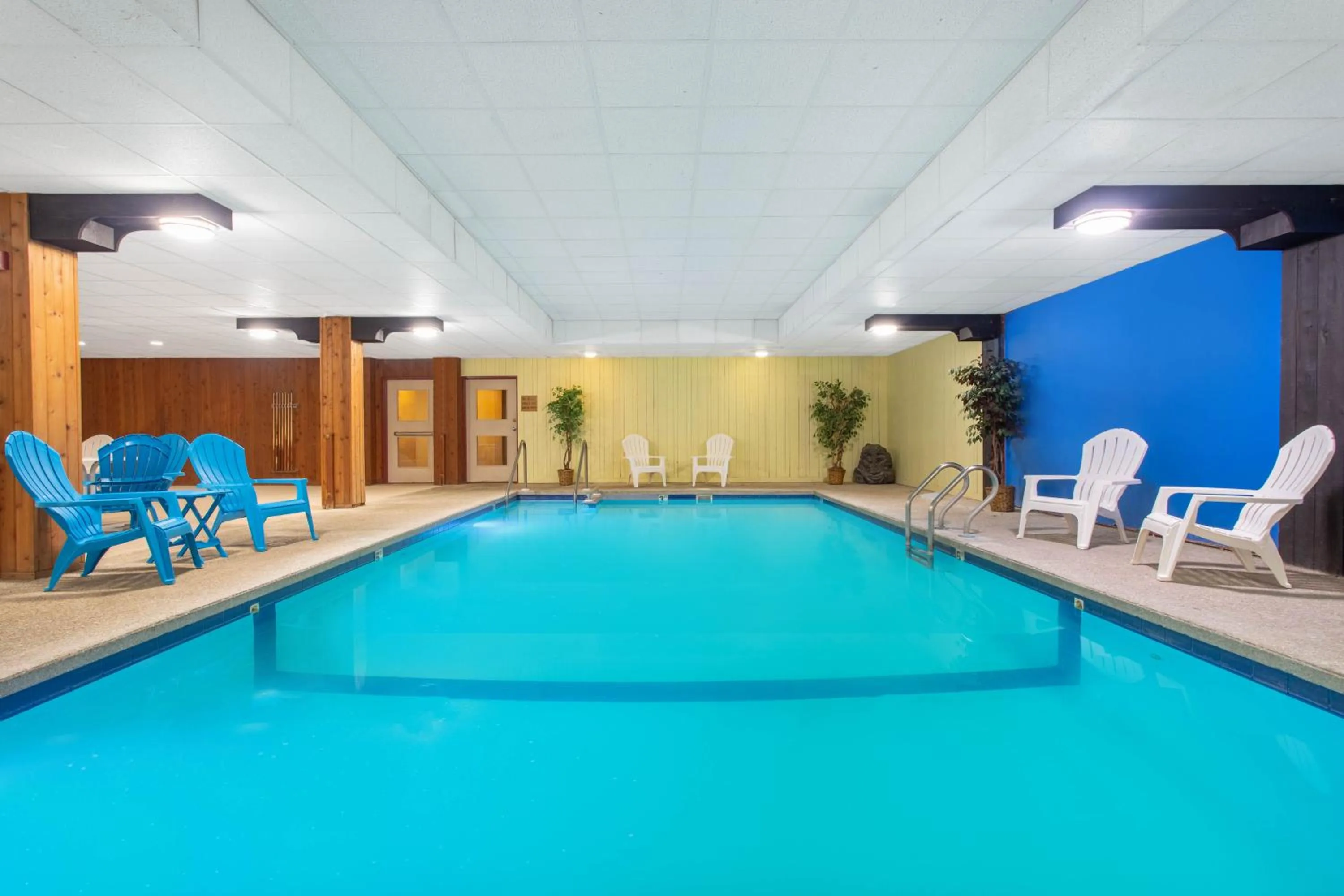 Swimming pool in Clarion Pointe Rhinelander Downtown